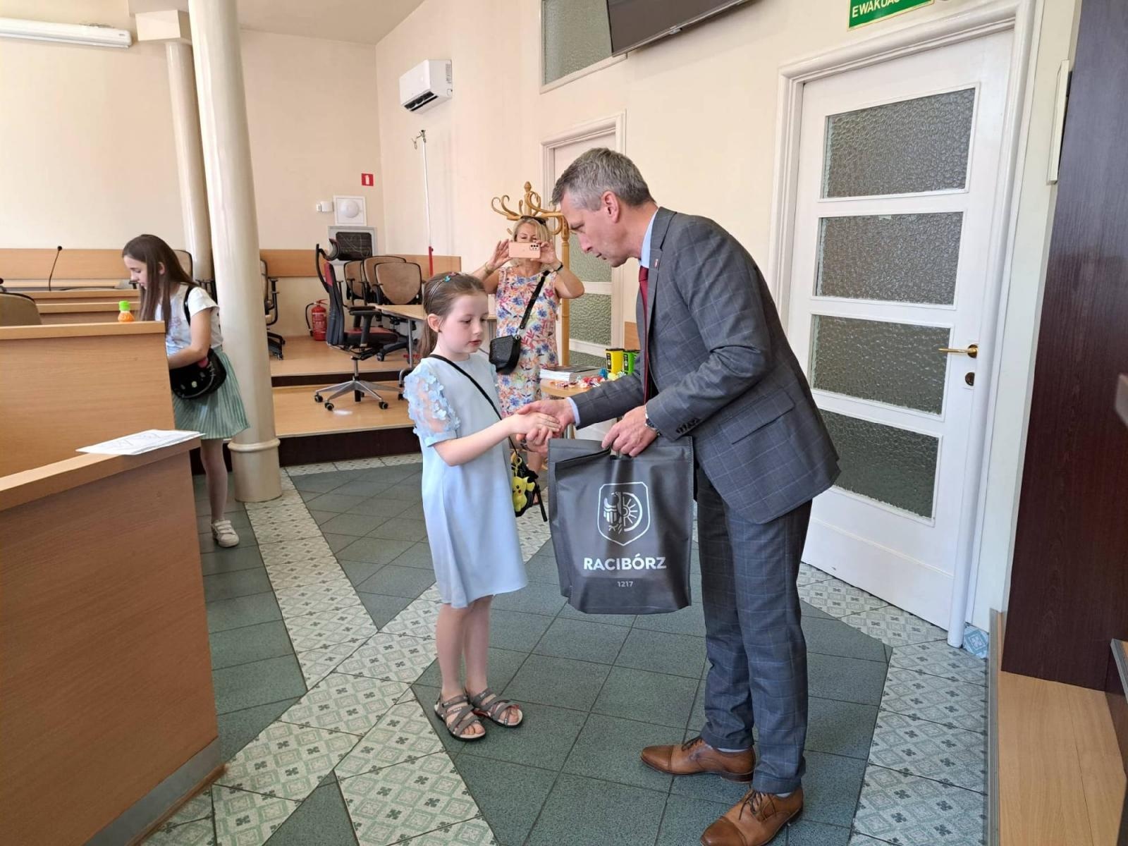 Zdjęcie w galerii na portalu naszraciborz.pl: Uczniowie z Sobieskiego odkrywali tajemnice ratusza wiadomości z regionu