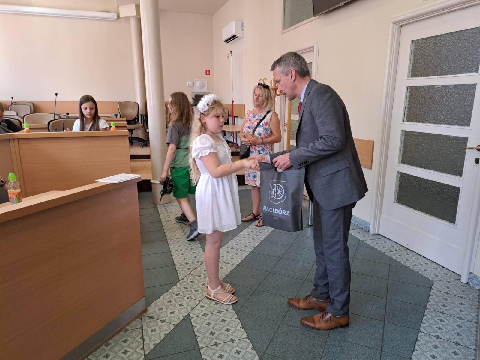 Zdjęcie w galerii na portalu naszraciborz.pl: Uczniowie z Sobieskiego odkrywali tajemnice ratusza wiadomości z regionu