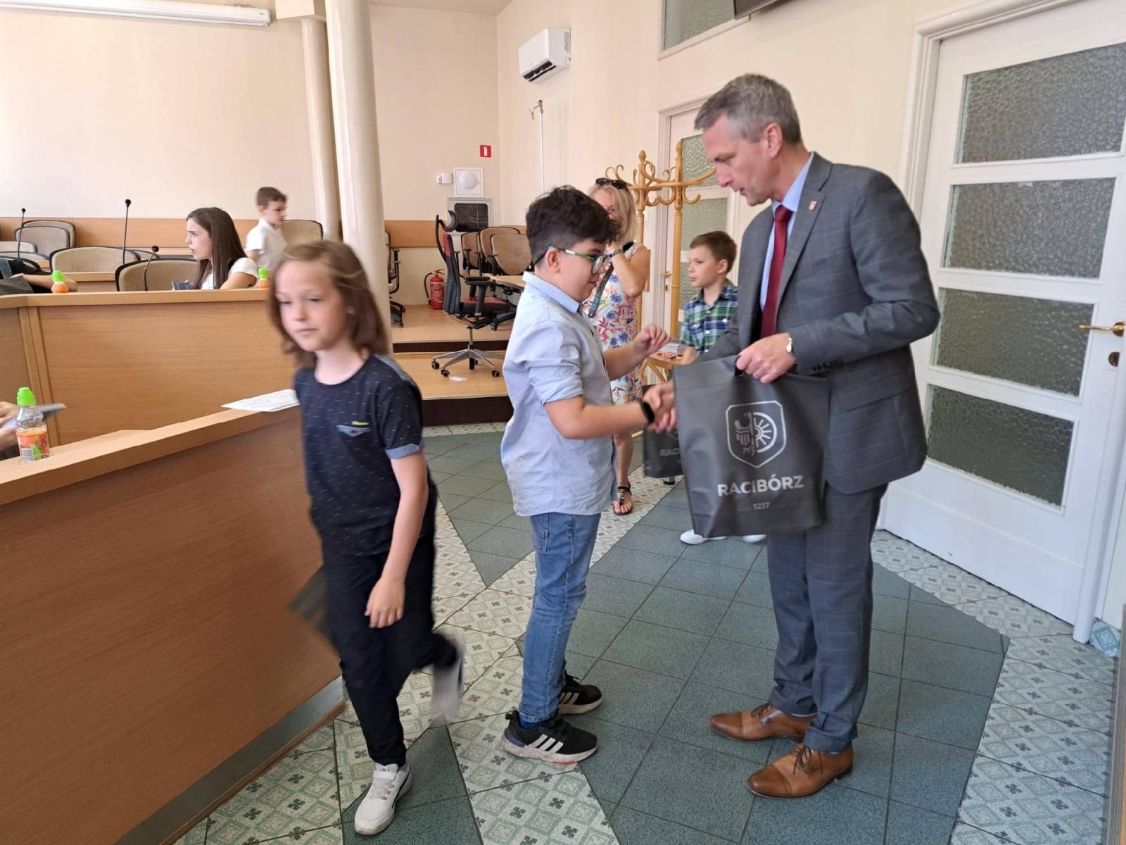 Zdjęcie w galerii na portalu naszraciborz.pl: Uczniowie z Sobieskiego odkrywali tajemnice ratusza wiadomości z regionu