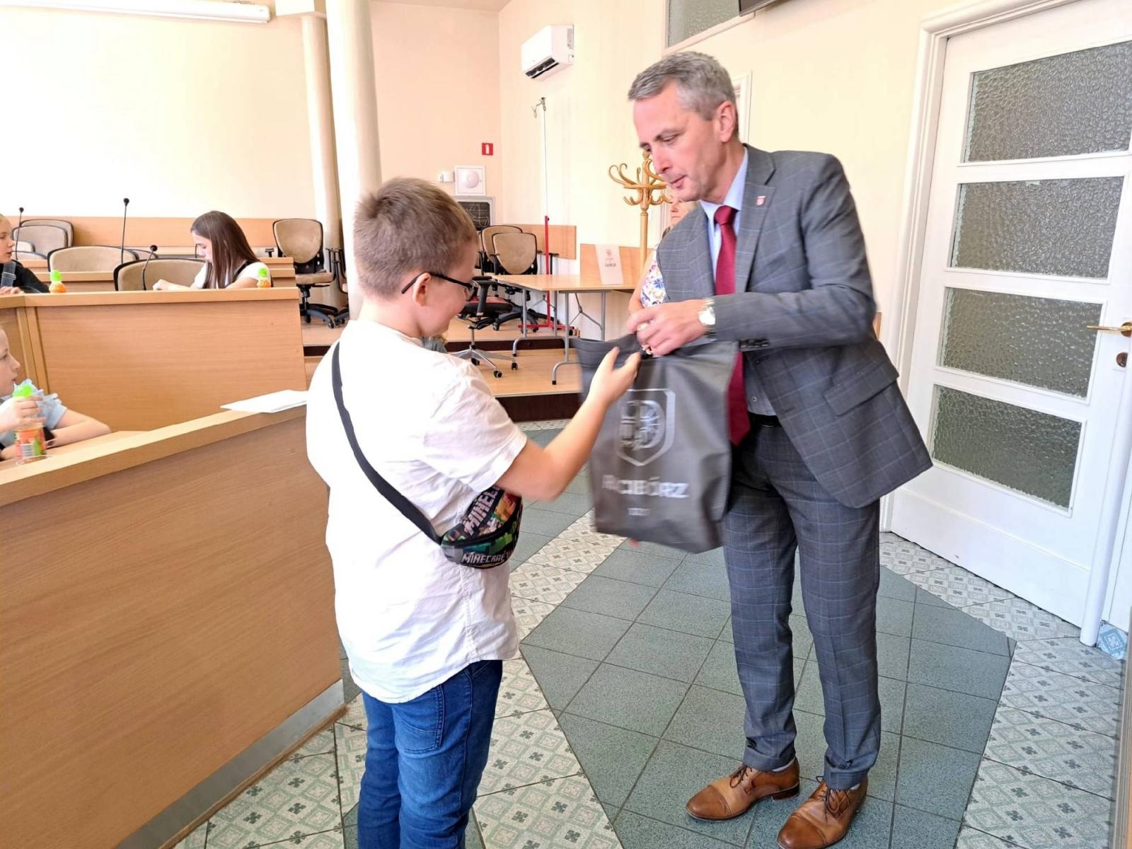 Zdjęcie w galerii na portalu naszraciborz.pl: Uczniowie z Sobieskiego odkrywali tajemnice ratusza wiadomości z regionu