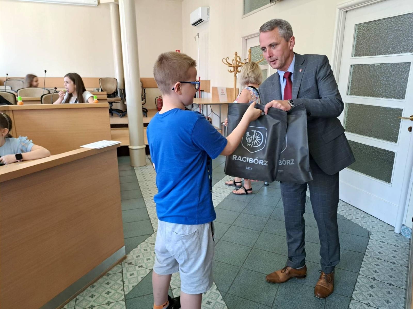 Zdjęcie w galerii na portalu naszraciborz.pl: Uczniowie z Sobieskiego odkrywali tajemnice ratusza wiadomości z regionu