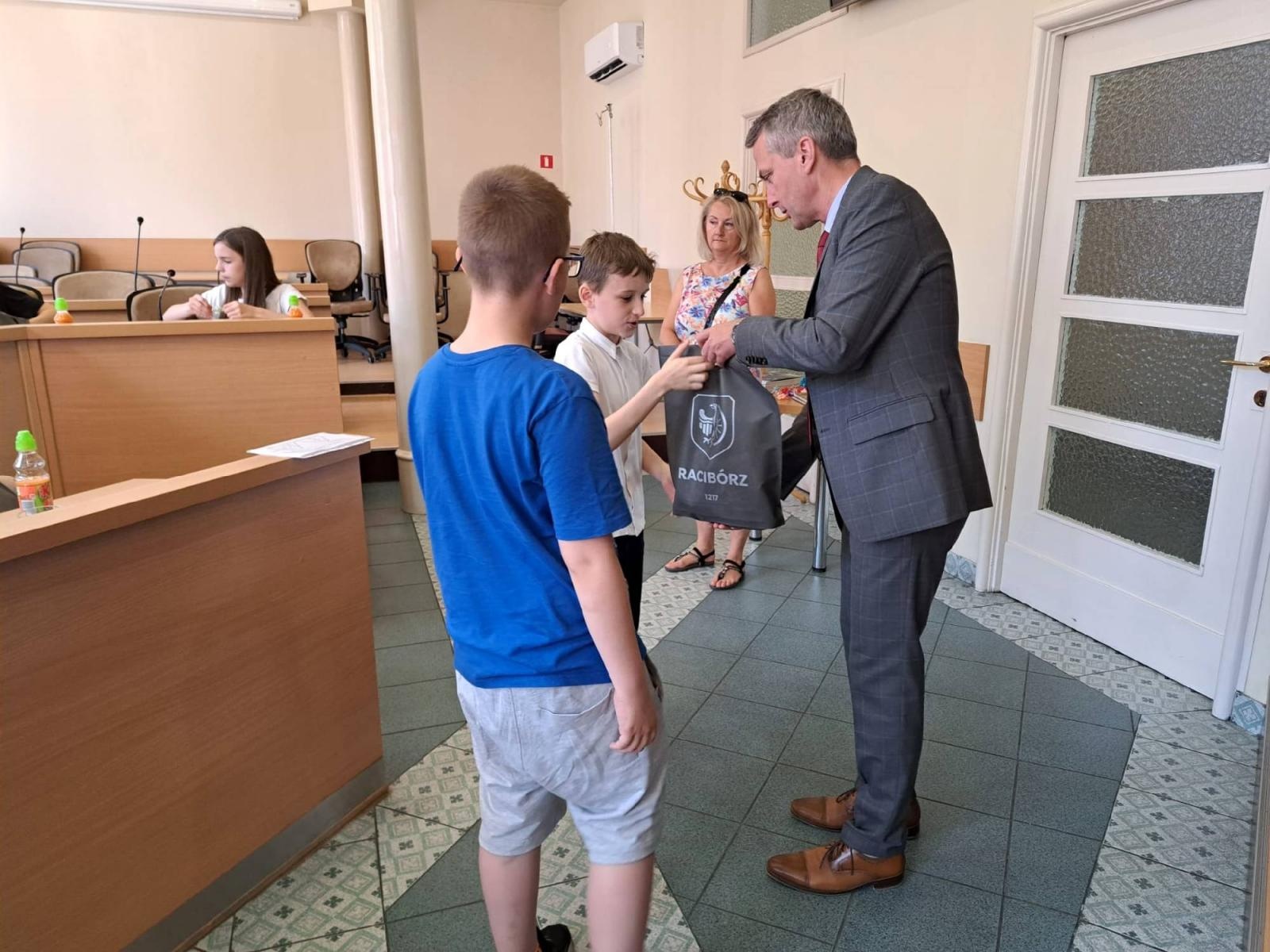 Zdjęcie w galerii na portalu naszraciborz.pl: Uczniowie z Sobieskiego odkrywali tajemnice ratusza wiadomości z regionu