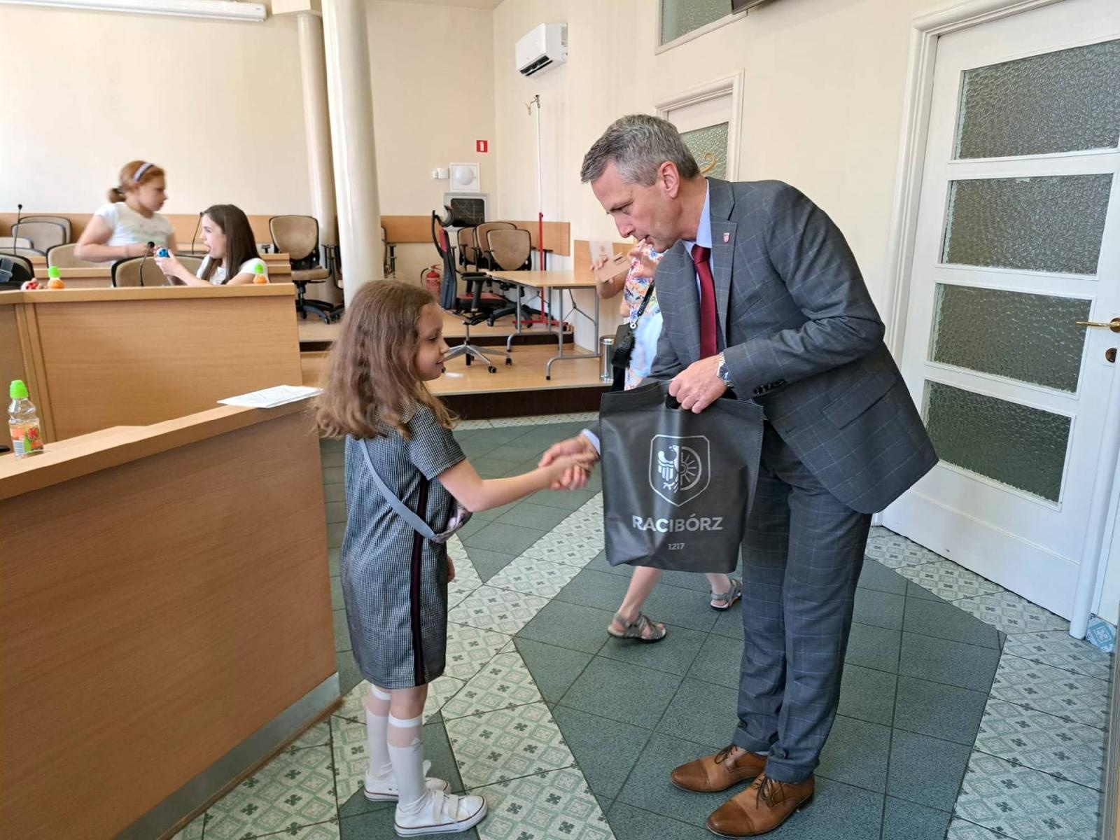 Zdjęcie w galerii na portalu naszraciborz.pl: Uczniowie z Sobieskiego odkrywali tajemnice ratusza wiadomości z regionu