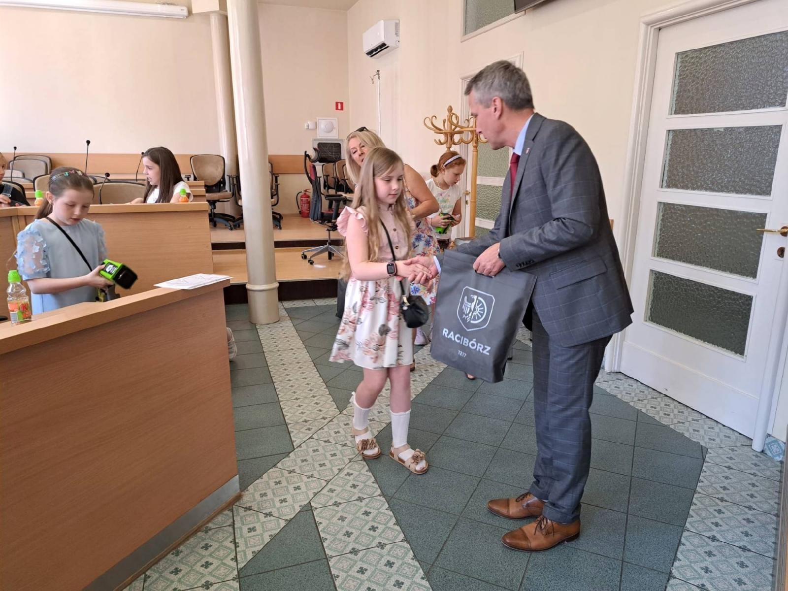 Zdjęcie w galerii na portalu naszraciborz.pl: Uczniowie z Sobieskiego odkrywali tajemnice ratusza wiadomości z regionu