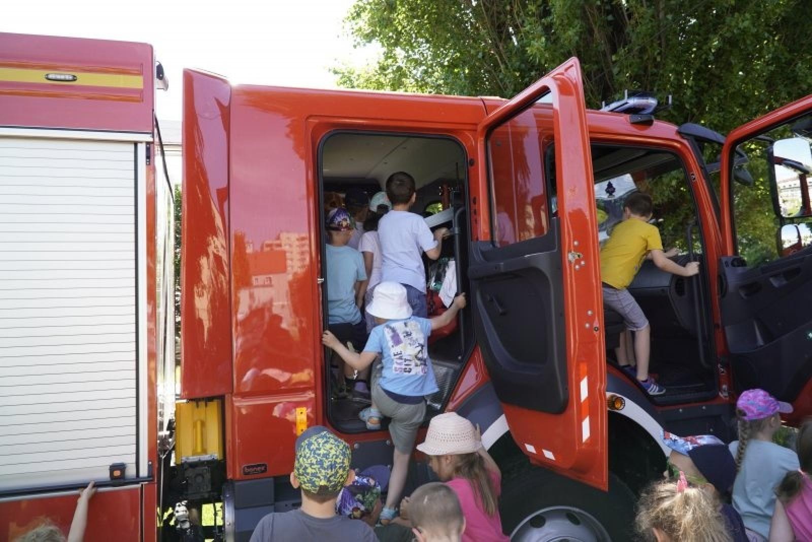Zdjęcie w galerii na portalu naszraciborz.pl: Jednostki miejskie i strażacy odwiedzili przedszkola wiadomości z regionu