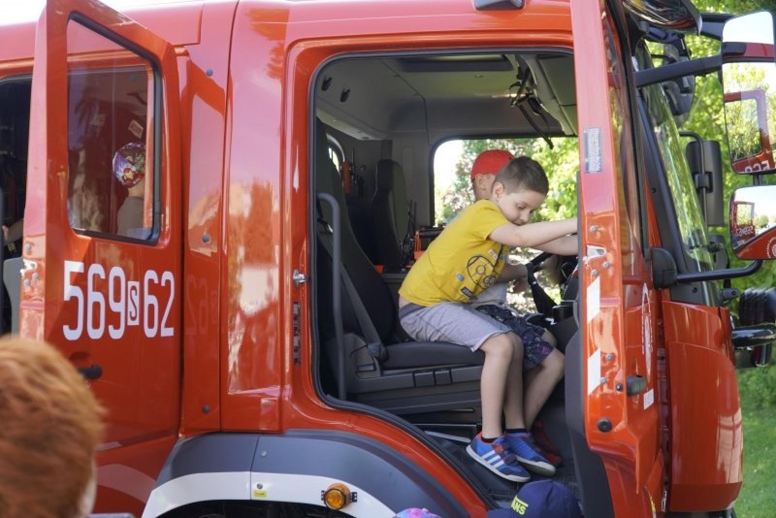 Zdjęcie w galerii na portalu naszraciborz.pl: Jednostki miejskie i strażacy odwiedzili przedszkola wiadomości z regionu