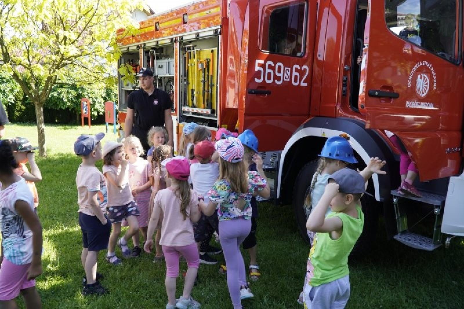 Zdjęcie w galerii na portalu naszraciborz.pl: Jednostki miejskie i strażacy odwiedzili przedszkola wiadomości z regionu