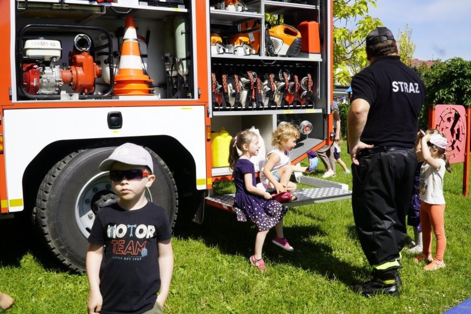 Zdjęcie w galerii na portalu naszraciborz.pl: Jednostki miejskie i strażacy odwiedzili przedszkola wiadomości z regionu