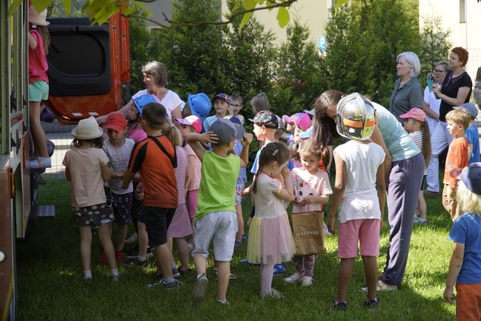 Zdjęcie w galerii na portalu naszraciborz.pl: Jednostki miejskie i strażacy odwiedzili przedszkola wiadomości z regionu