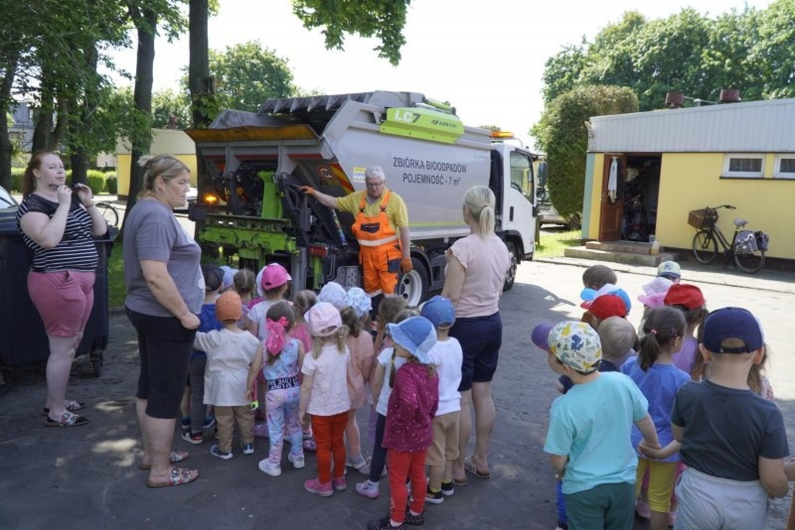 Zdjęcie w galerii na portalu naszraciborz.pl: Jednostki miejskie i strażacy odwiedzili przedszkola wiadomości z regionu