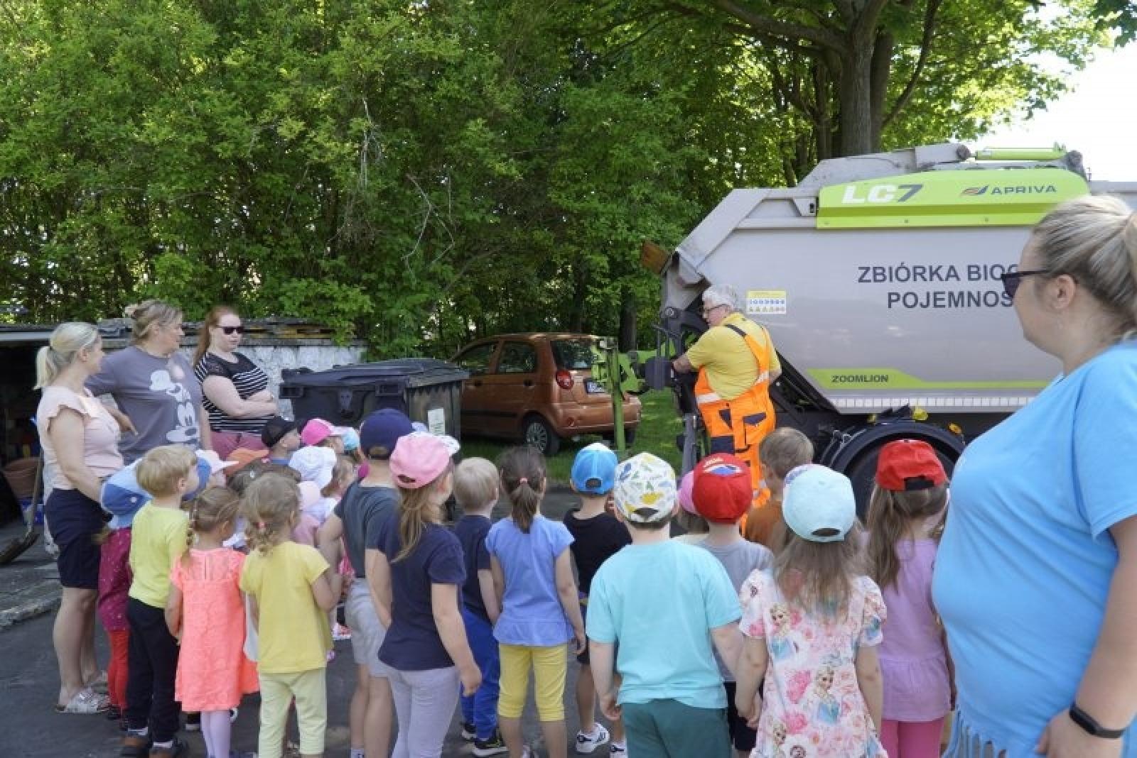 Zdjęcie w galerii na portalu naszraciborz.pl: Jednostki miejskie i strażacy odwiedzili przedszkola wiadomości z regionu