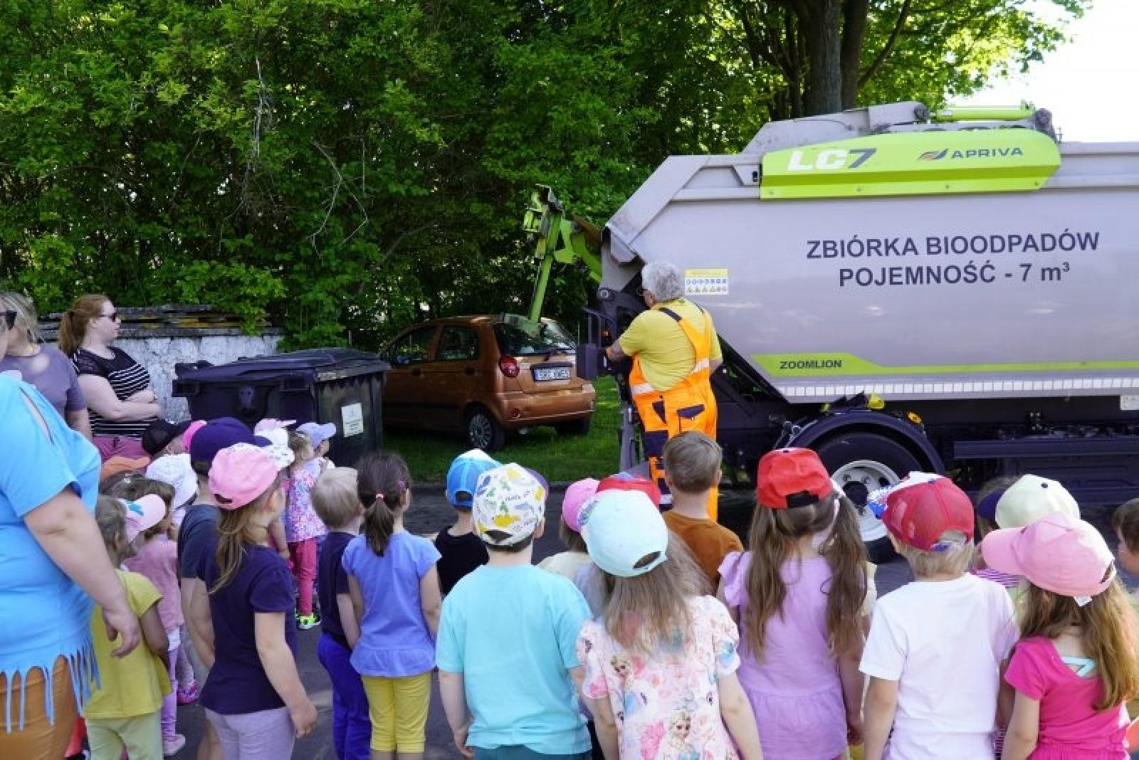 Zdjęcie w galerii na portalu naszraciborz.pl: Jednostki miejskie i strażacy odwiedzili przedszkola wiadomości z regionu