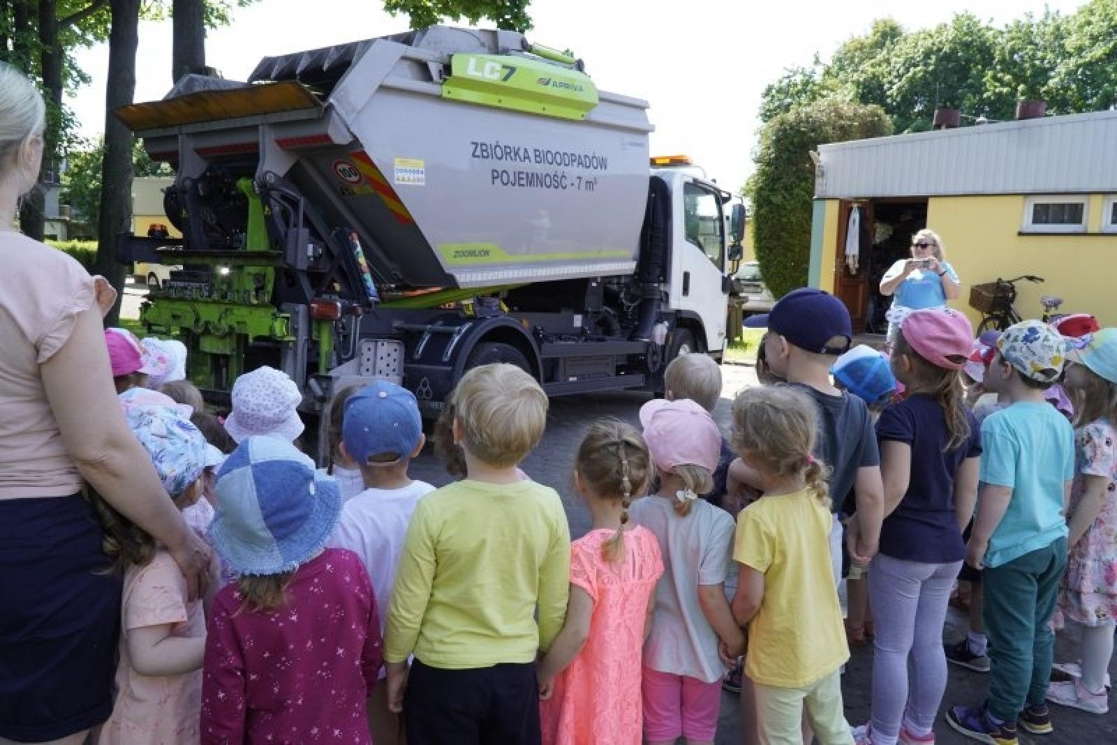 Zdjęcie w galerii na portalu naszraciborz.pl: Jednostki miejskie i strażacy odwiedzili przedszkola wiadomości z regionu