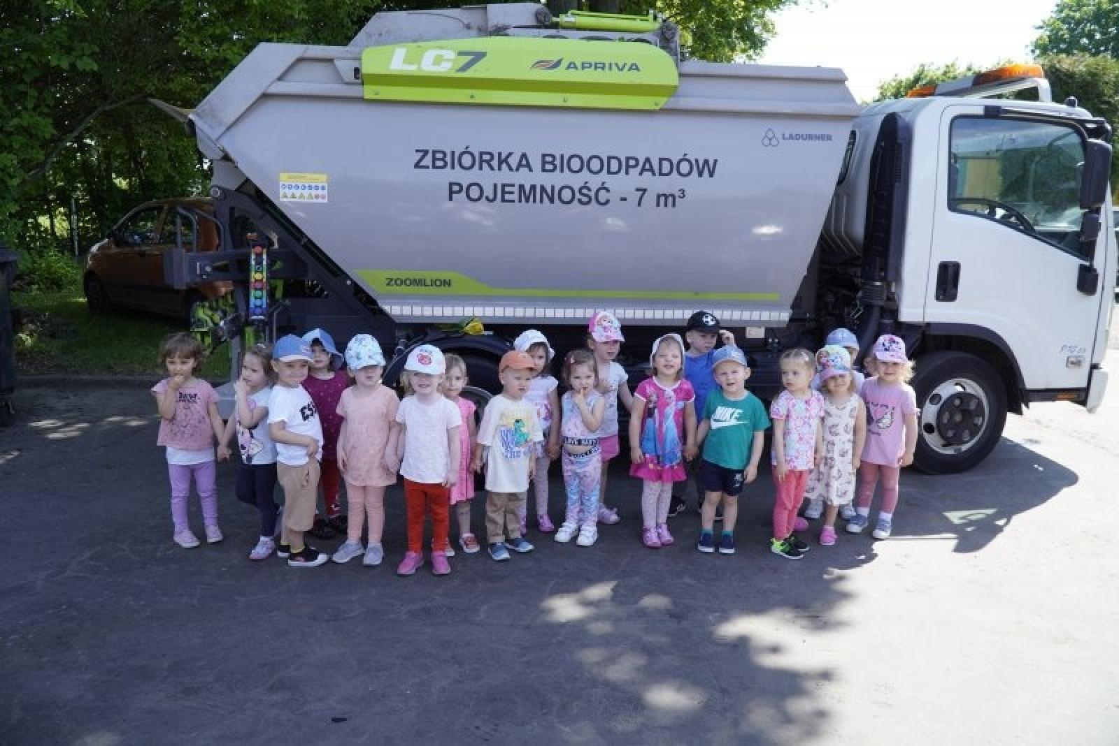 Zdjęcie w galerii na portalu naszraciborz.pl: Jednostki miejskie i strażacy odwiedzili przedszkola wiadomości z regionu