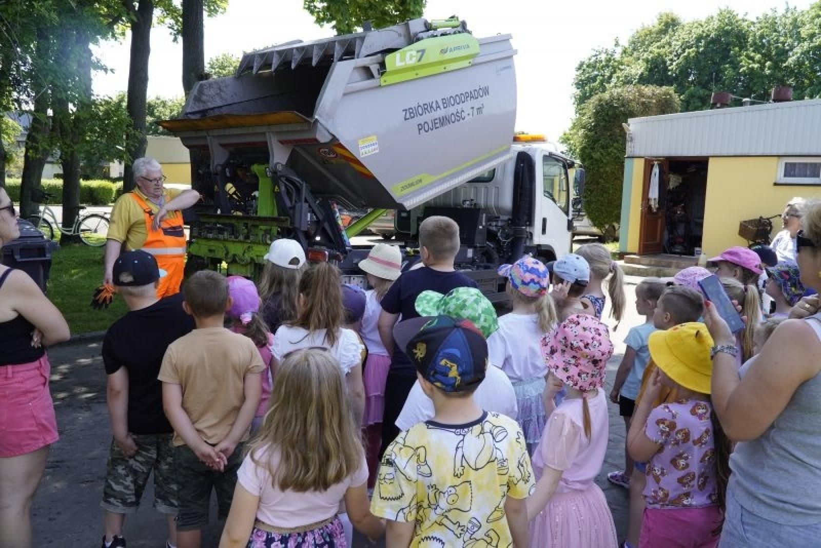 Zdjęcie w galerii na portalu naszraciborz.pl: Jednostki miejskie i strażacy odwiedzili przedszkola wiadomości z regionu