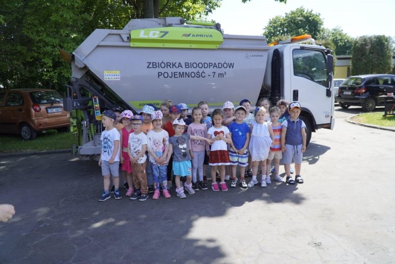 Zdjęcie w galerii na portalu naszraciborz.pl: Jednostki miejskie i strażacy odwiedzili przedszkola wiadomości z regionu