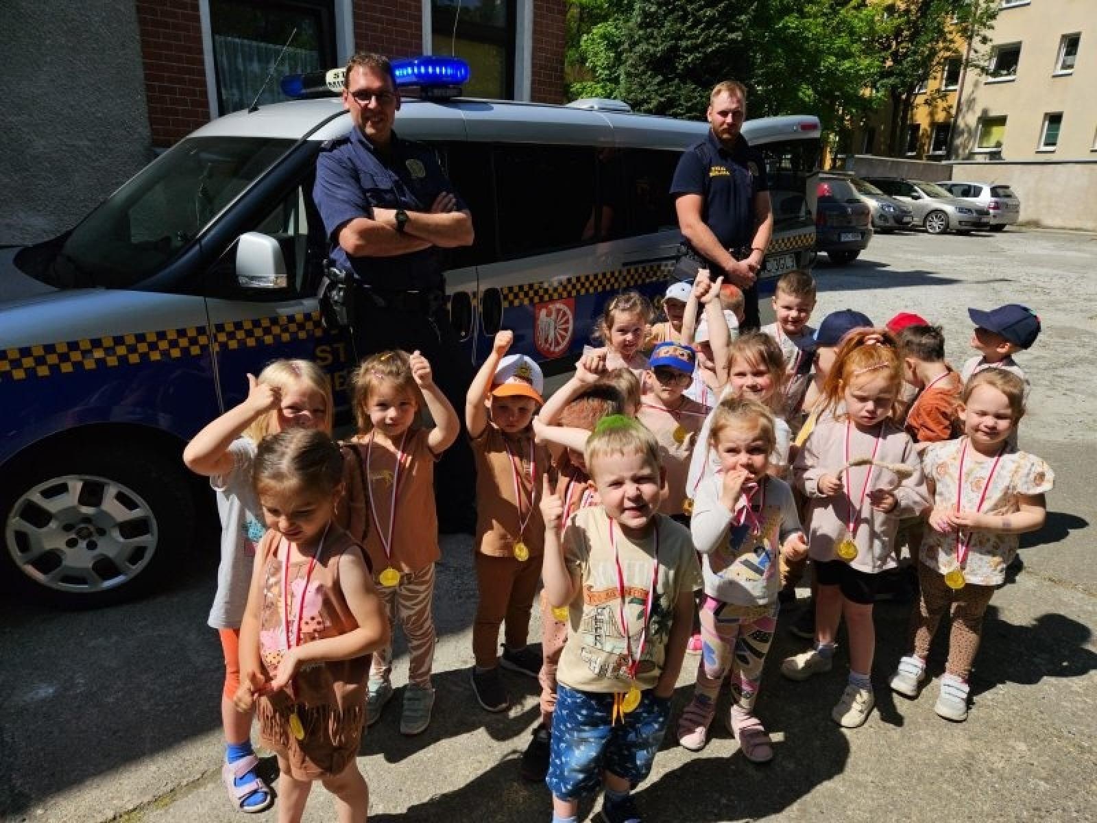 Zdjęcie w galerii na portalu naszraciborz.pl: Jednostki miejskie i strażacy odwiedzili przedszkola wiadomości z regionu