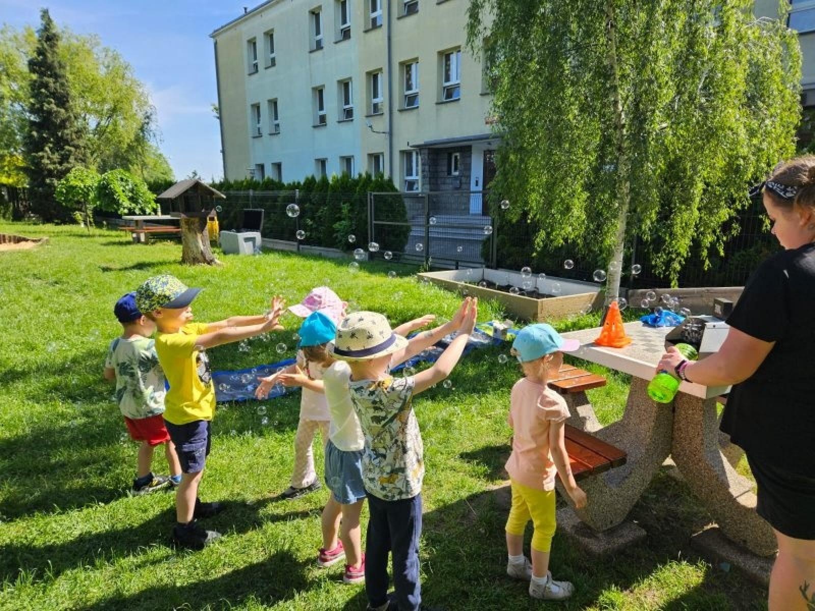 Zdjęcie w galerii na portalu naszraciborz.pl: Jednostki miejskie i strażacy odwiedzili przedszkola wiadomości z regionu