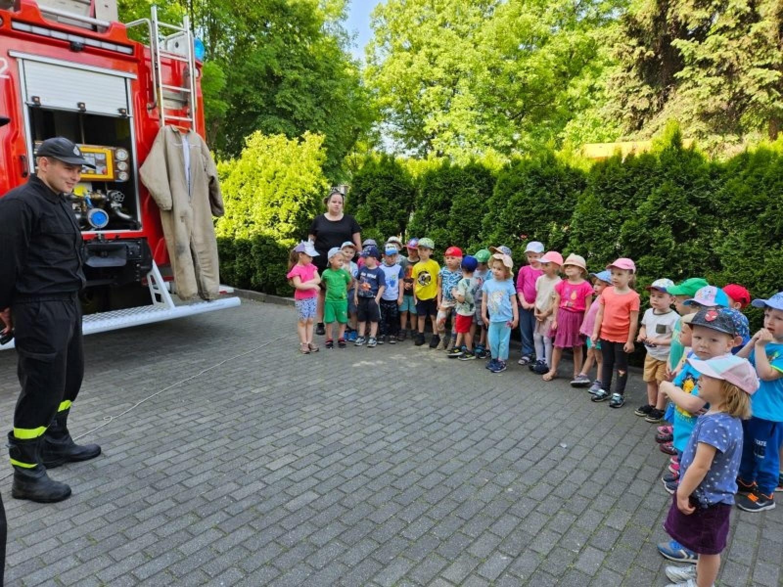 Zdjęcie w galerii na portalu naszraciborz.pl: Jednostki miejskie i strażacy odwiedzili przedszkola wiadomości z regionu