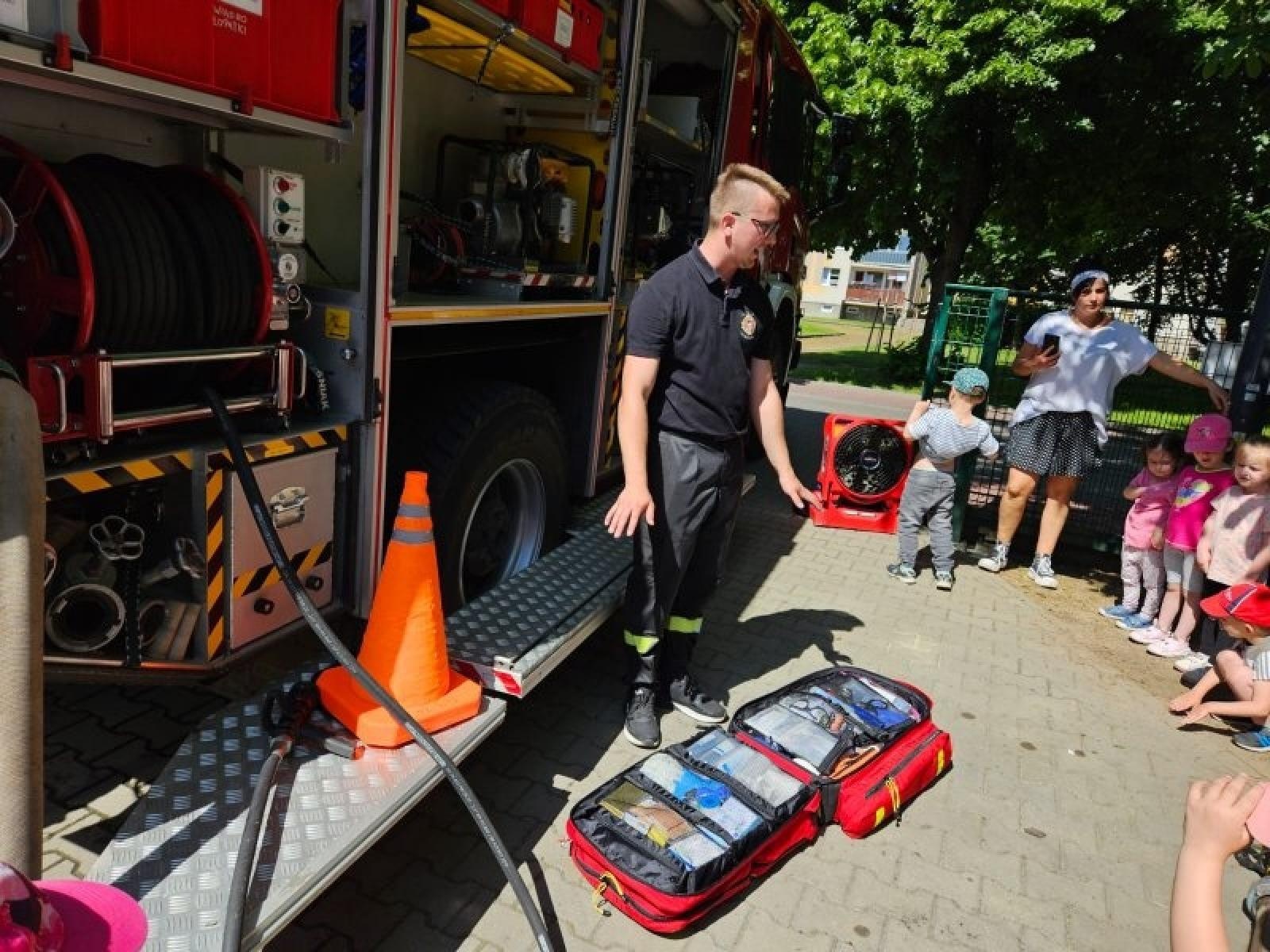 Zdjęcie w galerii na portalu naszraciborz.pl: Jednostki miejskie i strażacy odwiedzili przedszkola wiadomości z regionu