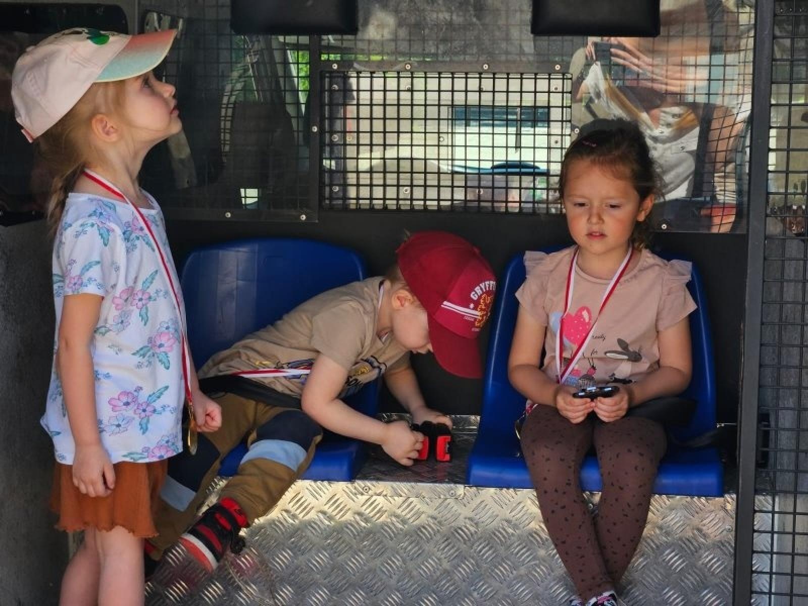 Zdjęcie w galerii na portalu naszraciborz.pl: Jednostki miejskie i strażacy odwiedzili przedszkola wiadomości z regionu