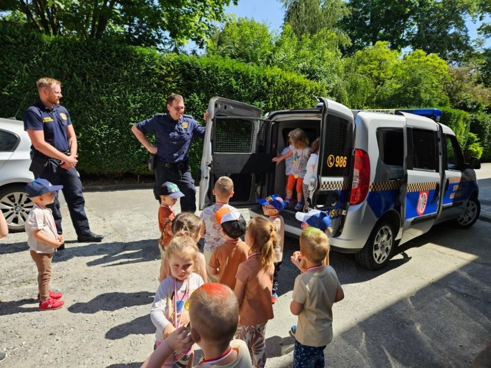 Zdjęcie w galerii na portalu naszraciborz.pl: Jednostki miejskie i strażacy odwiedzili przedszkola wiadomości z regionu