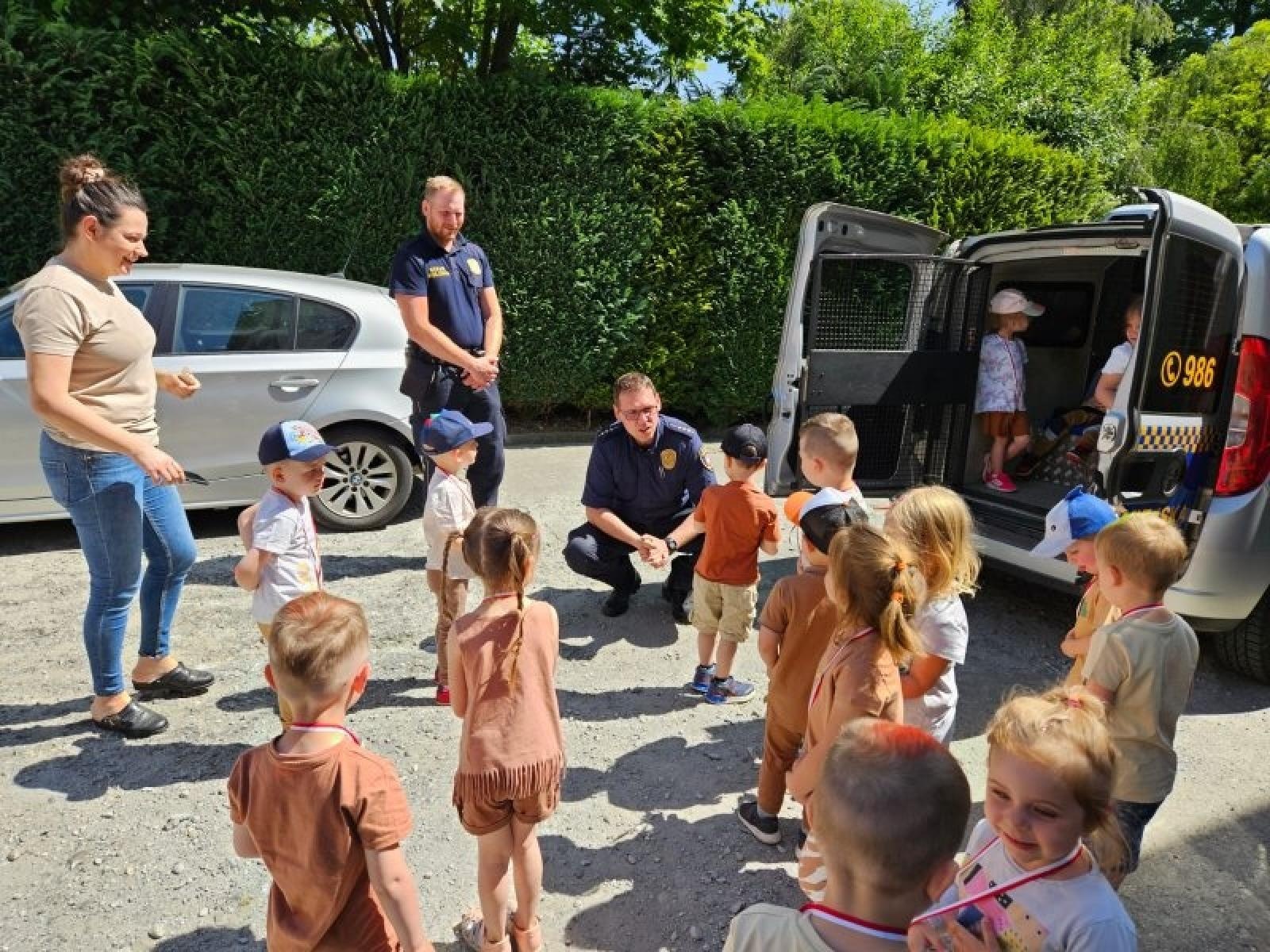 Zdjęcie w galerii na portalu naszraciborz.pl: Jednostki miejskie i strażacy odwiedzili przedszkola wiadomości z regionu