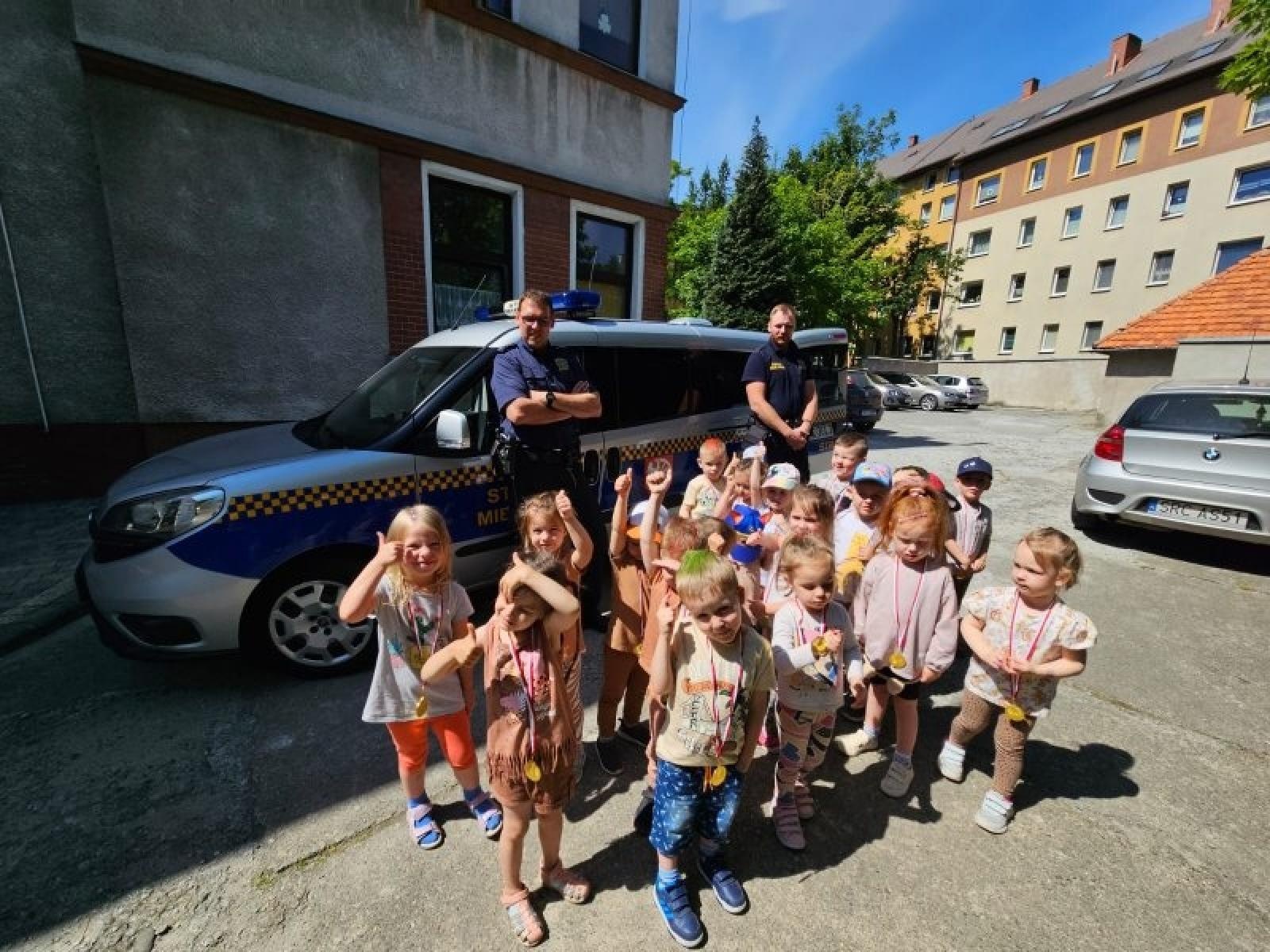 Zdjęcie w galerii na portalu naszraciborz.pl: Jednostki miejskie i strażacy odwiedzili przedszkola wiadomości z regionu