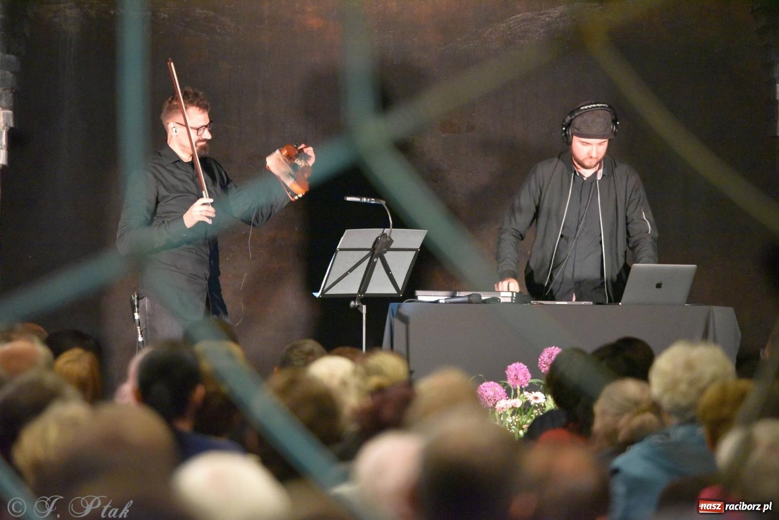 Zdjęcie w galerii na portalu naszraciborz.pl: SIDOR x S-AGE. Klasyka w elektronicznym brzmieniu w podziemiach wodociągów wiadomości z regionu