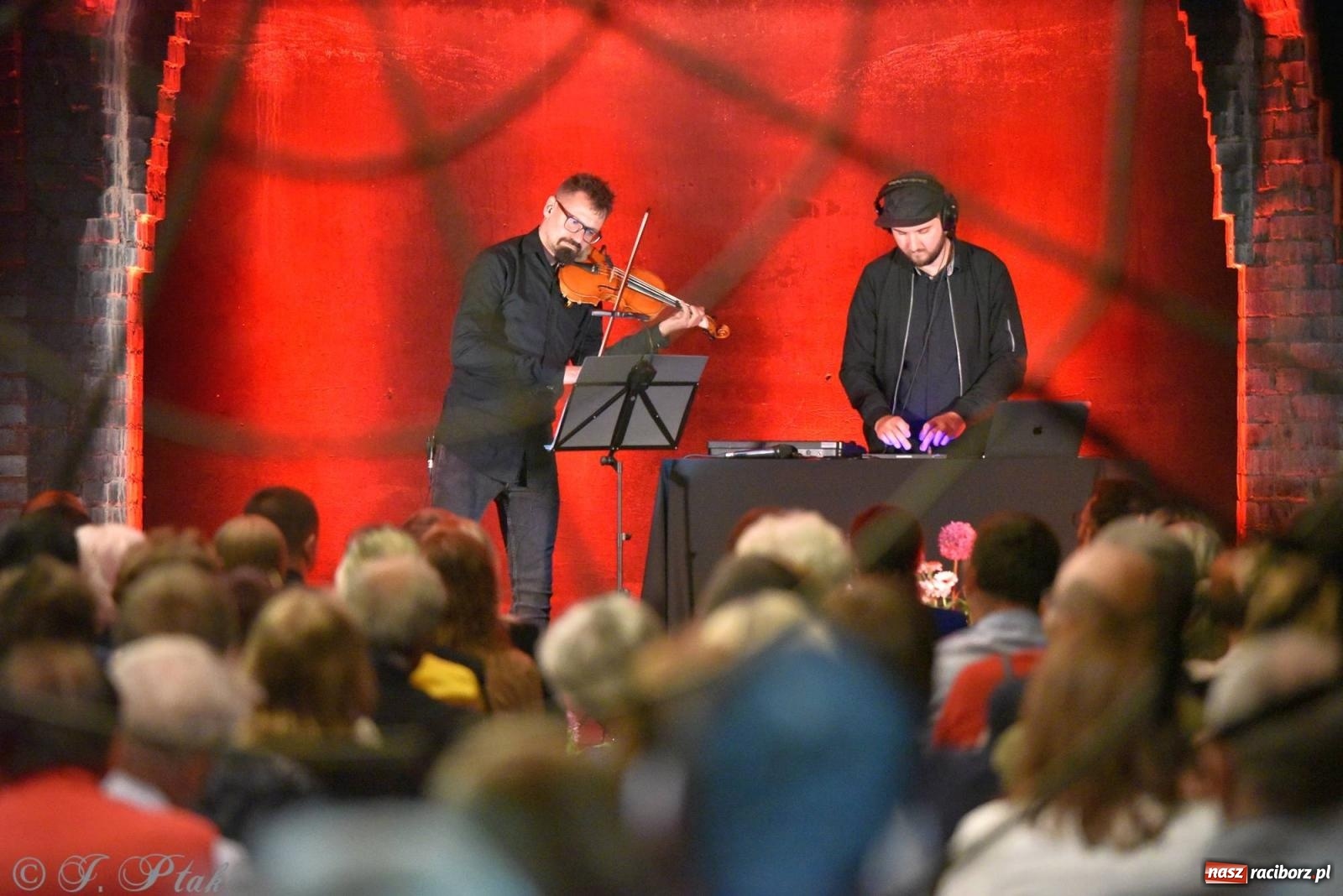 Zdjęcie w galerii na portalu naszraciborz.pl: SIDOR x S-AGE. Klasyka w elektronicznym brzmieniu w podziemiach wodociągów wiadomości z regionu