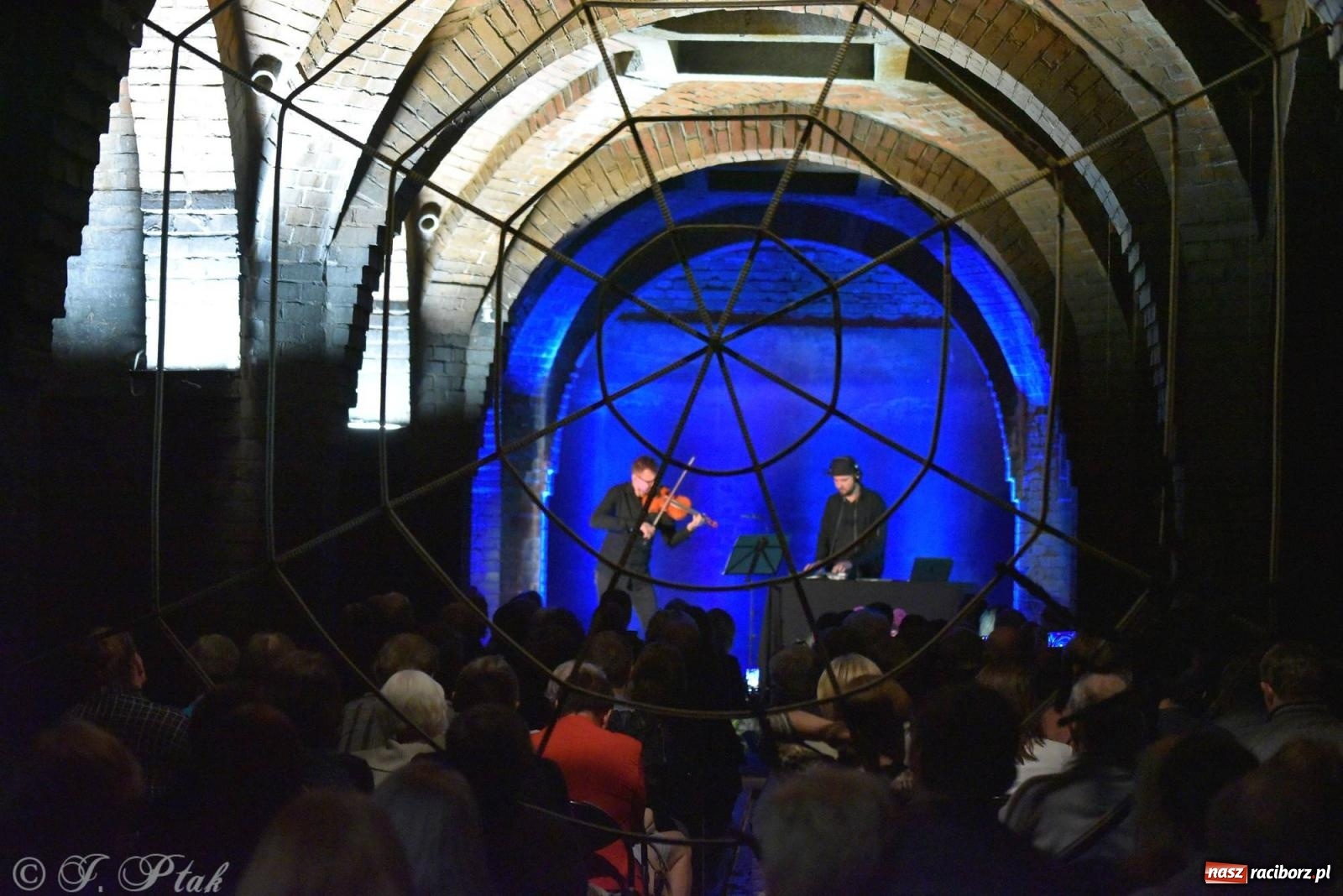 Zdjęcie w galerii na portalu naszraciborz.pl: SIDOR x S-AGE. Klasyka w elektronicznym brzmieniu w podziemiach wodociągów wiadomości z regionu