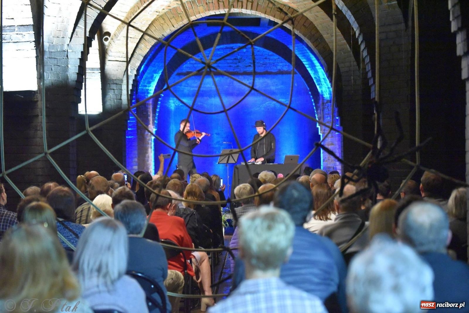 Zdjęcie w galerii na portalu naszraciborz.pl: SIDOR x S-AGE. Klasyka w elektronicznym brzmieniu w podziemiach wodociągów wiadomości z regionu