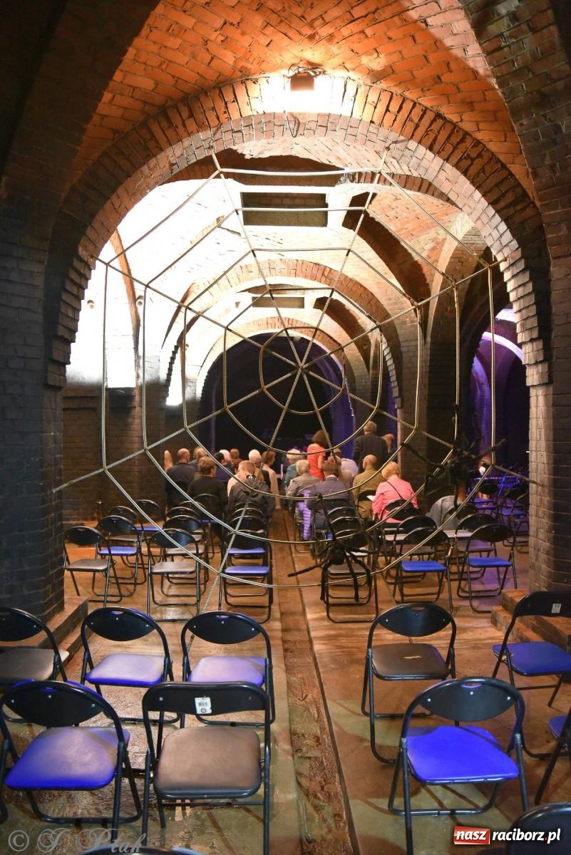 Zdjęcie w galerii na portalu naszraciborz.pl: SIDOR x S-AGE. Klasyka w elektronicznym brzmieniu w podziemiach wodociągów wiadomości z regionu