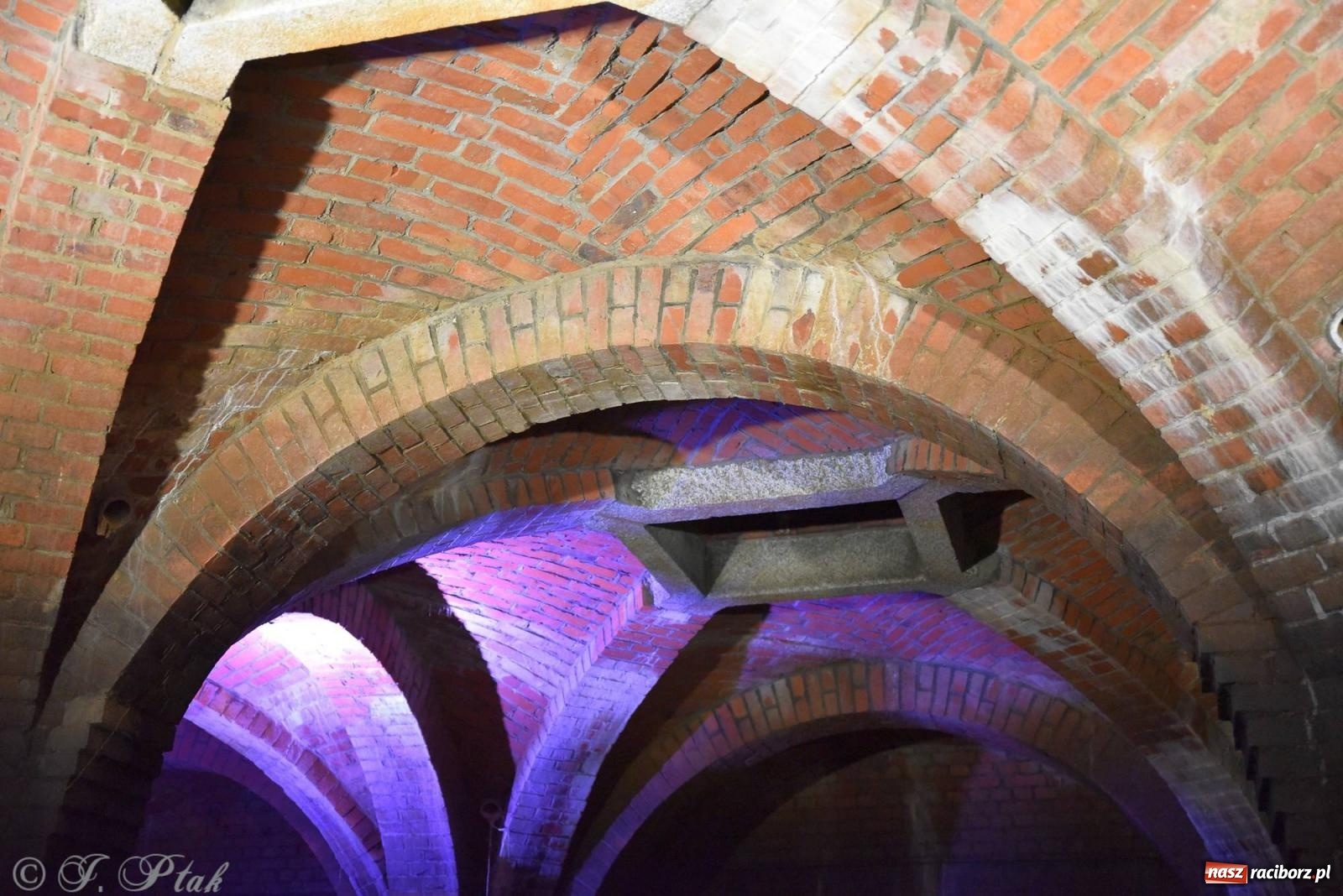 Zdjęcie w galerii na portalu naszraciborz.pl: SIDOR x S-AGE. Klasyka w elektronicznym brzmieniu w podziemiach wodociągów wiadomości z regionu