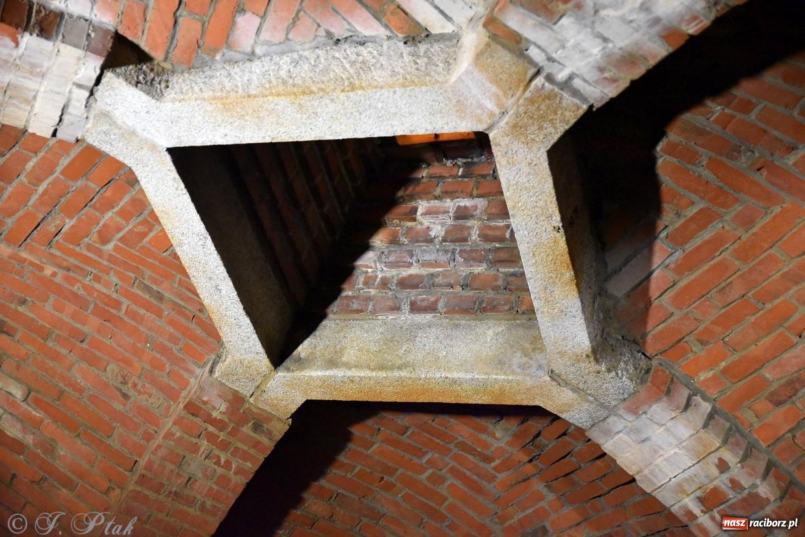 Zdjęcie w galerii na portalu naszraciborz.pl: SIDOR x S-AGE. Klasyka w elektronicznym brzmieniu w podziemiach wodociągów wiadomości z regionu