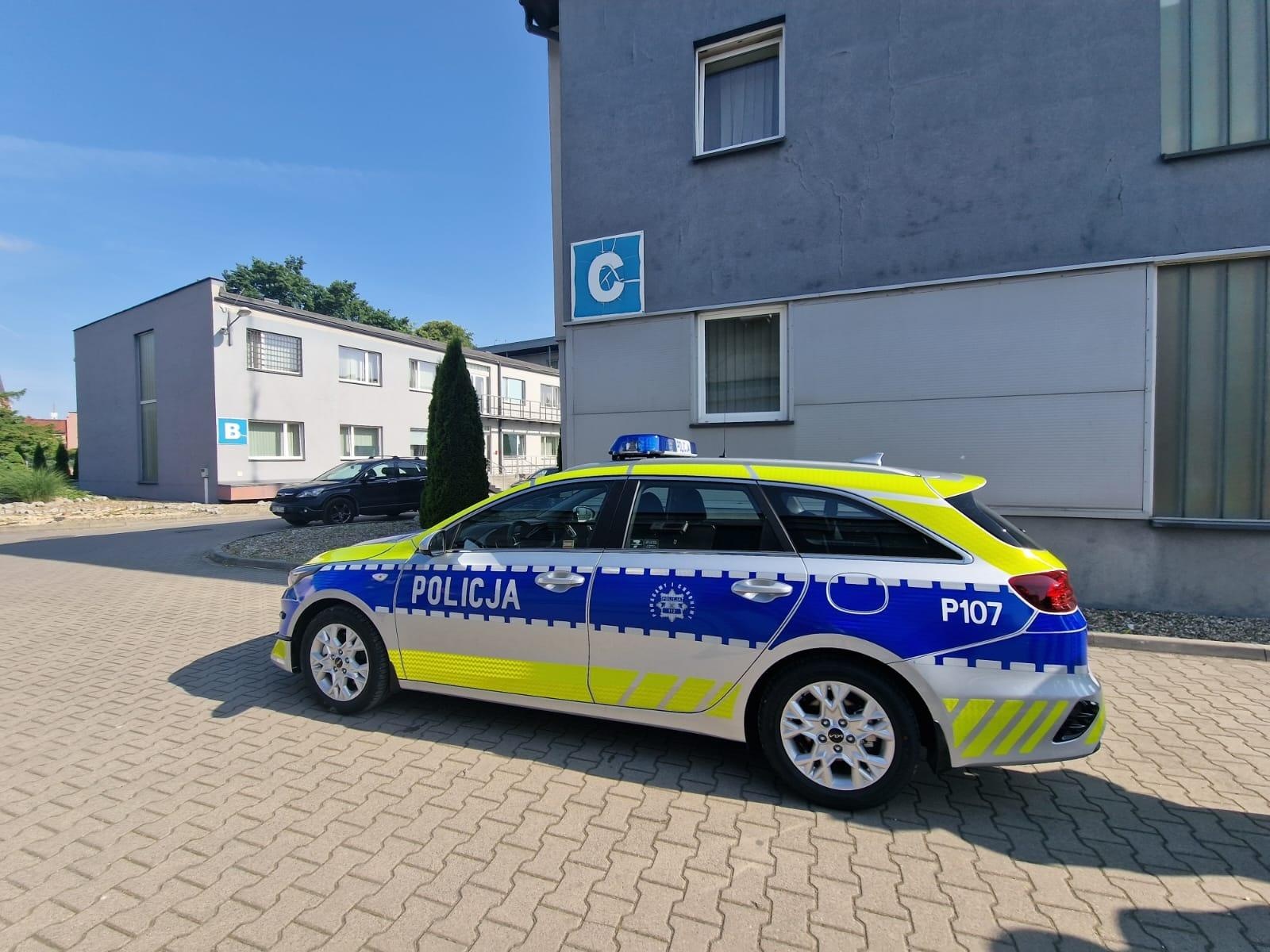 Zdjęcie w galerii na portalu naszraciborz.pl: Pierwszy radiowóz z nowym oznakowaniem w raciborskiej komendzie [FOTO] wiadomości z regionu