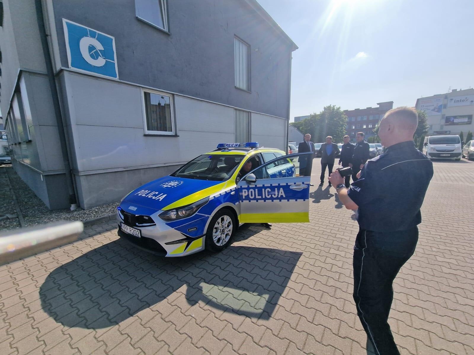 Zdjęcie w galerii na portalu naszraciborz.pl: Pierwszy radiowóz z nowym oznakowaniem w raciborskiej komendzie [FOTO] wiadomości z regionu
