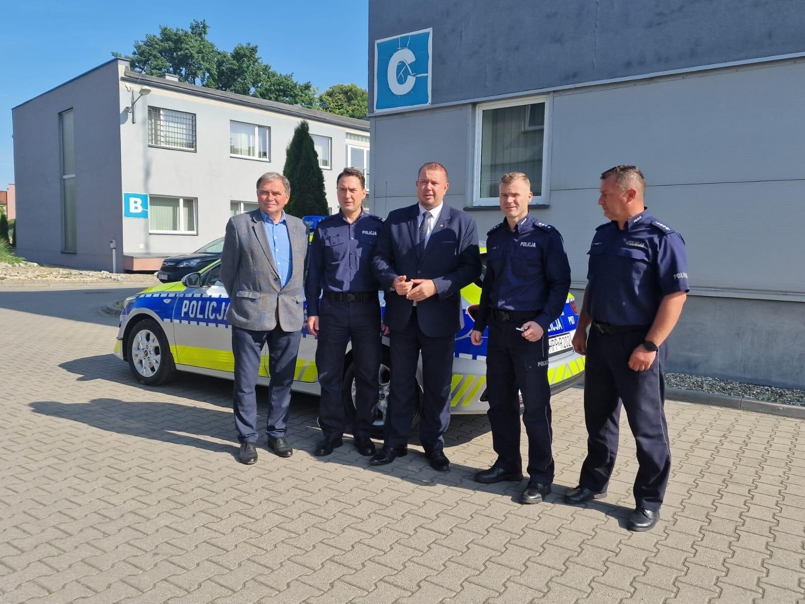 Zdjęcie w galerii na portalu naszraciborz.pl: Pierwszy radiowóz z nowym oznakowaniem w raciborskiej komendzie [FOTO] wiadomości z regionu