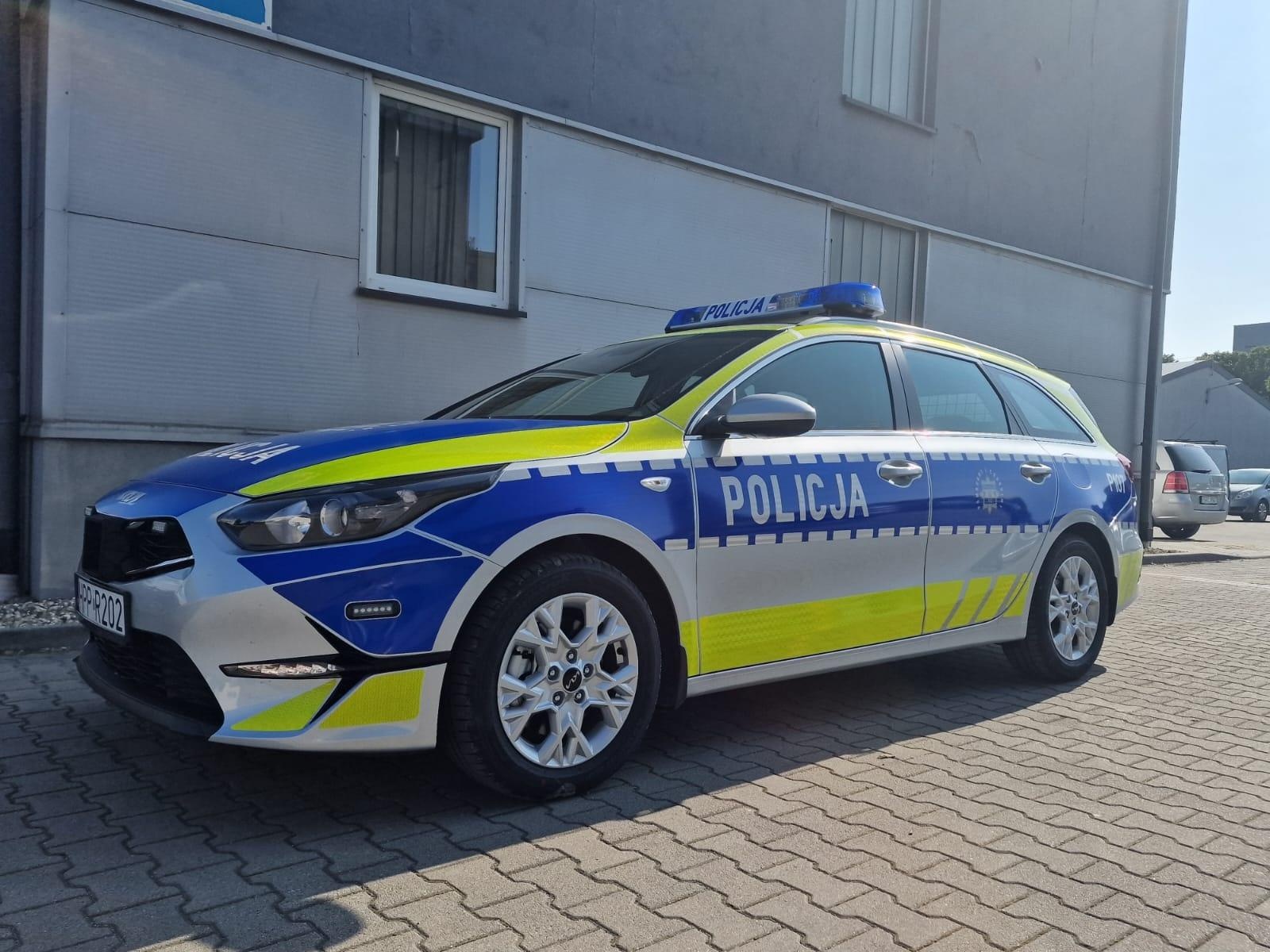 Zdjęcie w galerii na portalu naszraciborz.pl: Pierwszy radiowóz z nowym oznakowaniem w raciborskiej komendzie [FOTO] wiadomości z regionu