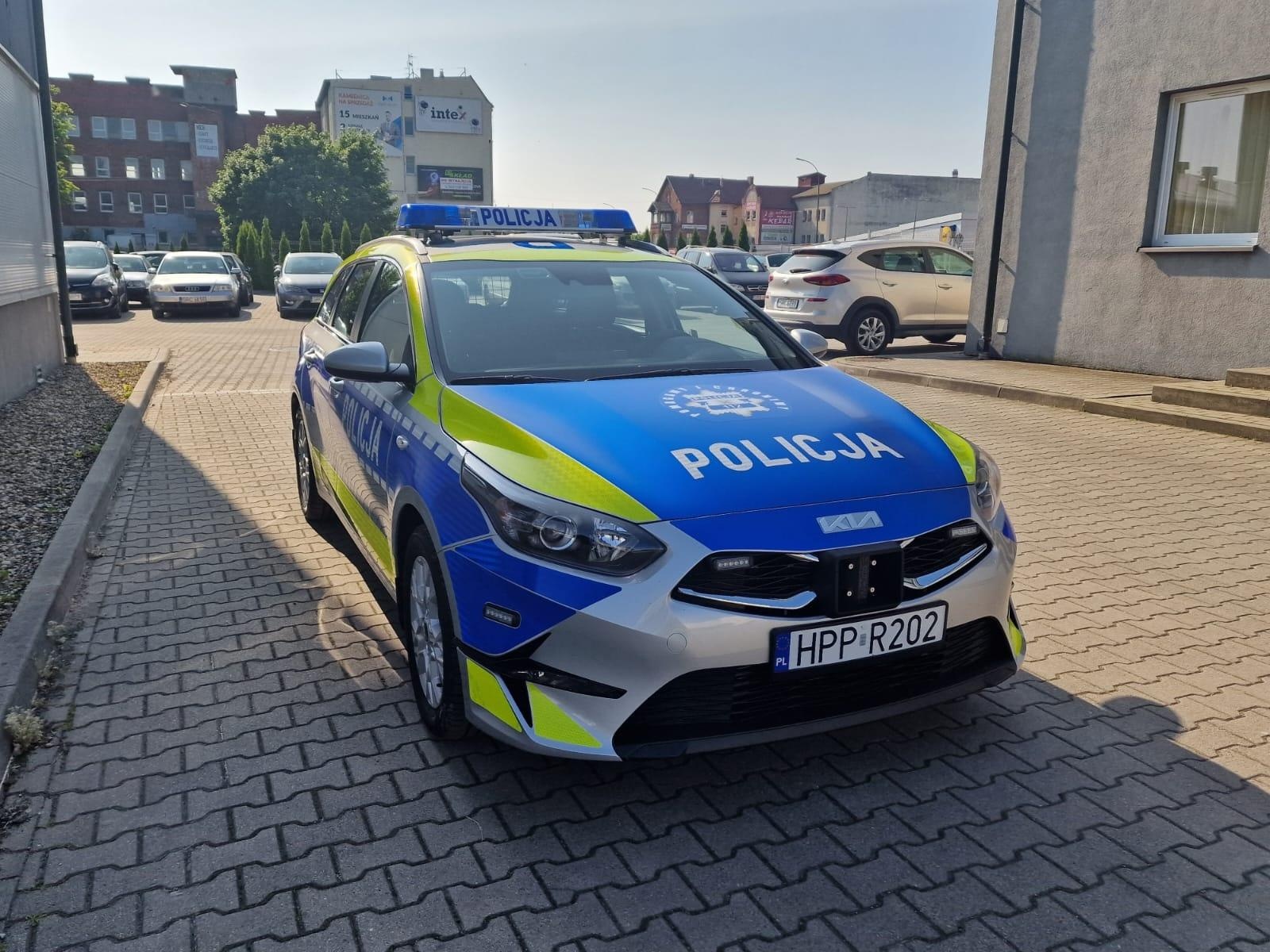 Zdjęcie w galerii na portalu naszraciborz.pl: Pierwszy radiowóz z nowym oznakowaniem w raciborskiej komendzie [FOTO] wiadomości z regionu