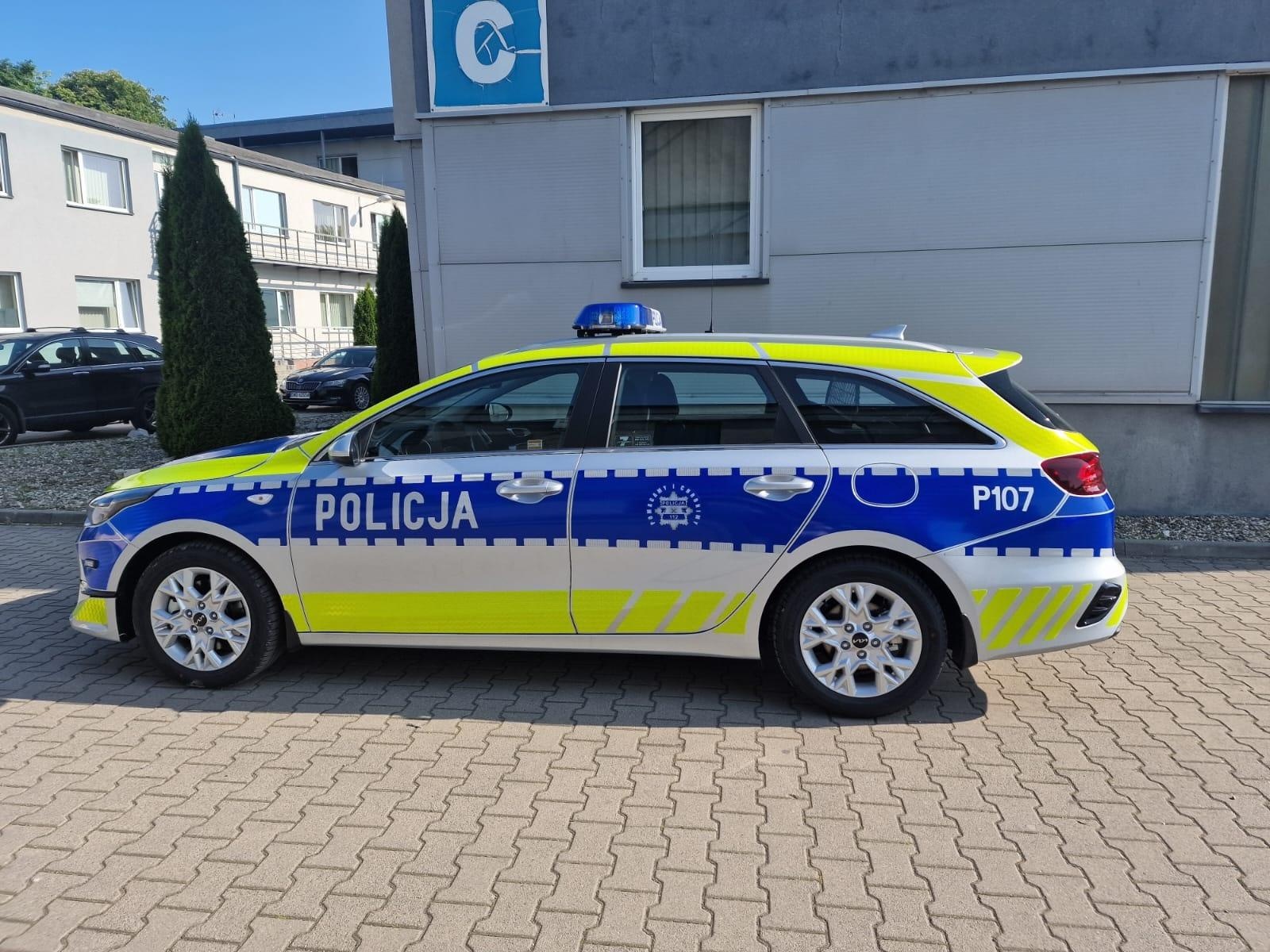 Zdjęcie w galerii na portalu naszraciborz.pl: Pierwszy radiowóz z nowym oznakowaniem w raciborskiej komendzie [FOTO] wiadomości z regionu