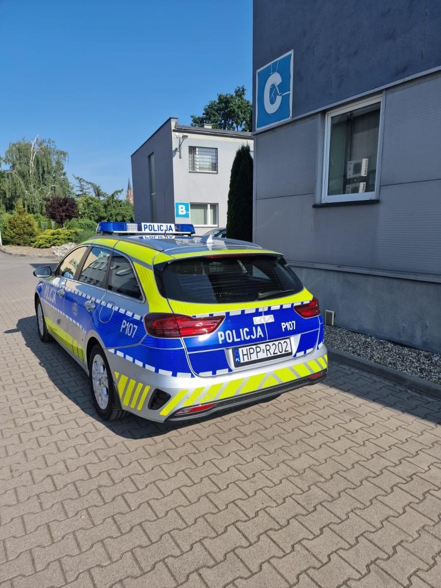 Zdjęcie w galerii na portalu naszraciborz.pl: Pierwszy radiowóz z nowym oznakowaniem w raciborskiej komendzie [FOTO] wiadomości z regionu