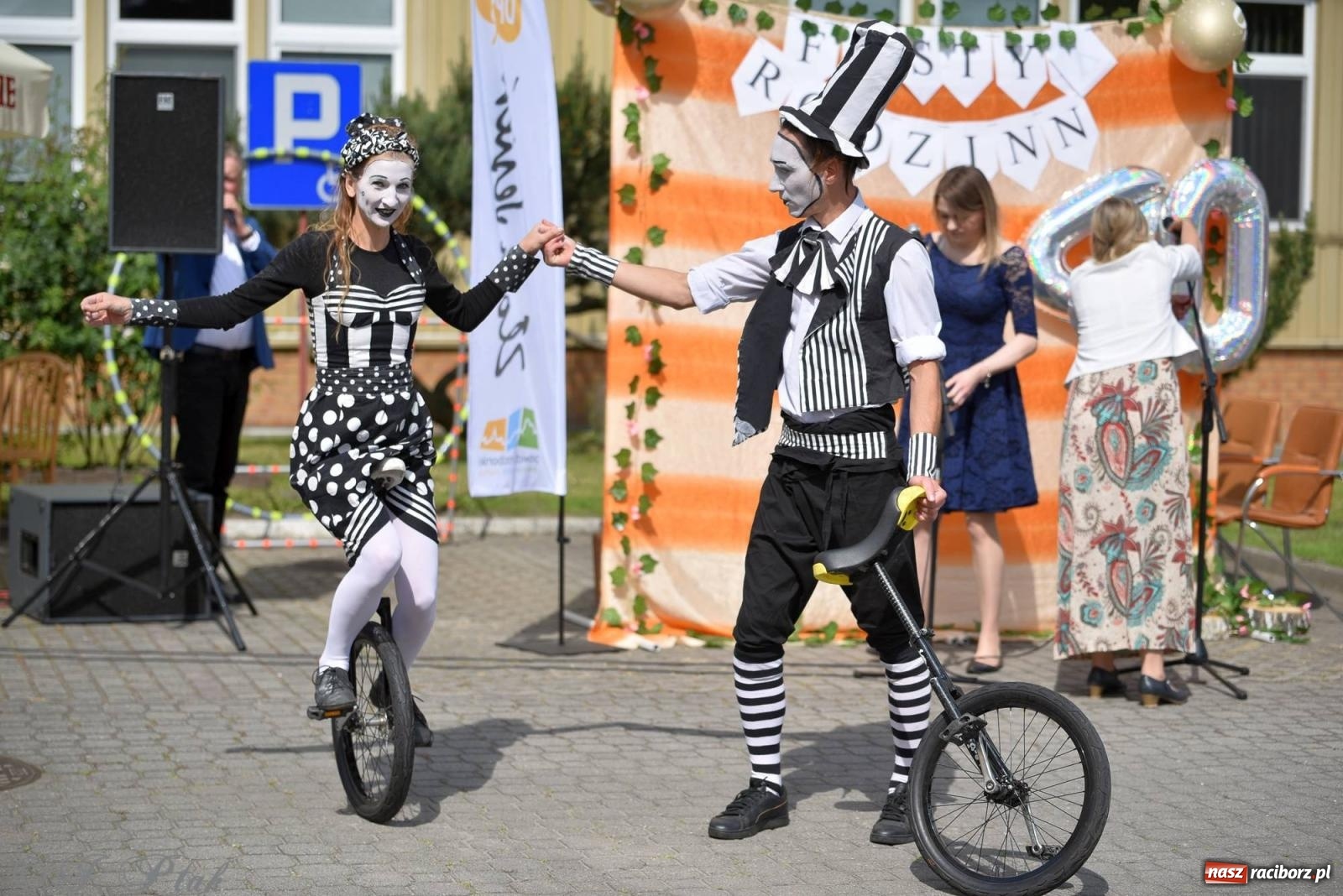 Zdjęcie w galerii na portalu naszraciborz.pl: Szampańska zabawa seniorów ze Złotej Jesieni [FOTO i WIDEO] wiadomości z regionu
