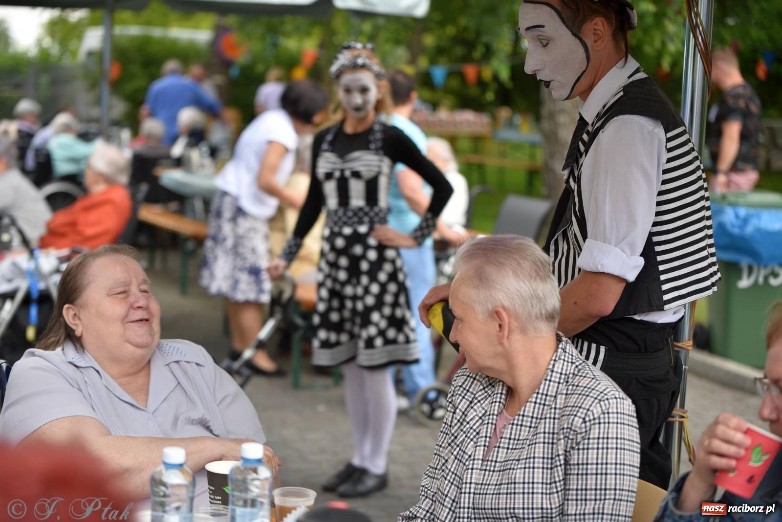 Zdjęcie w galerii na portalu naszraciborz.pl: Szampańska zabawa seniorów ze Złotej Jesieni [FOTO i WIDEO] wiadomości z regionu