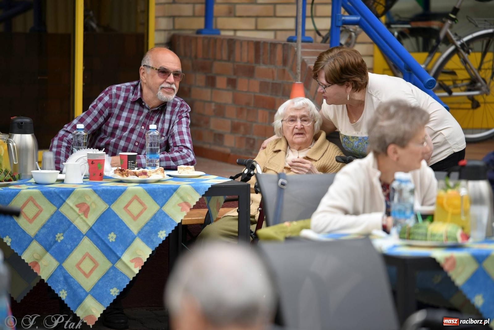 Zdjęcie w galerii na portalu naszraciborz.pl: Szampańska zabawa seniorów ze Złotej Jesieni [FOTO i WIDEO] wiadomości z regionu