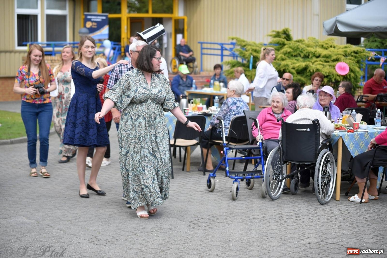 Zdjęcie w galerii na portalu naszraciborz.pl: Szampańska zabawa seniorów ze Złotej Jesieni [FOTO i WIDEO] wiadomości z regionu
