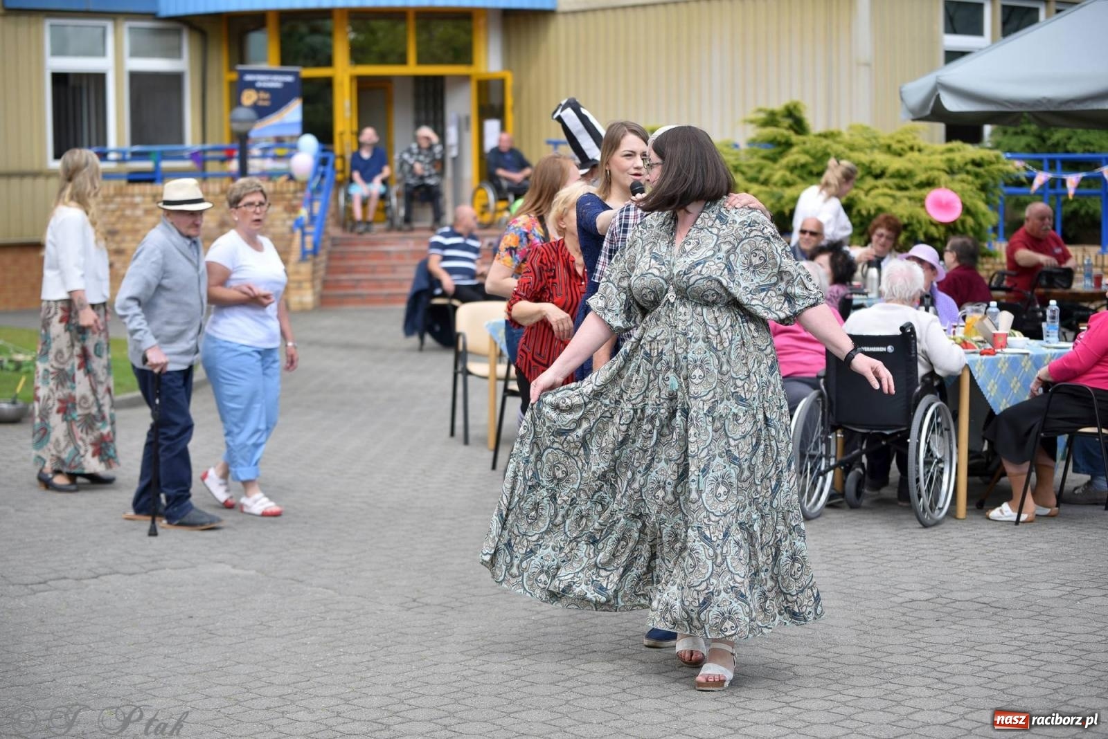 Zdjęcie w galerii na portalu naszraciborz.pl: Szampańska zabawa seniorów ze Złotej Jesieni [FOTO i WIDEO] wiadomości z regionu