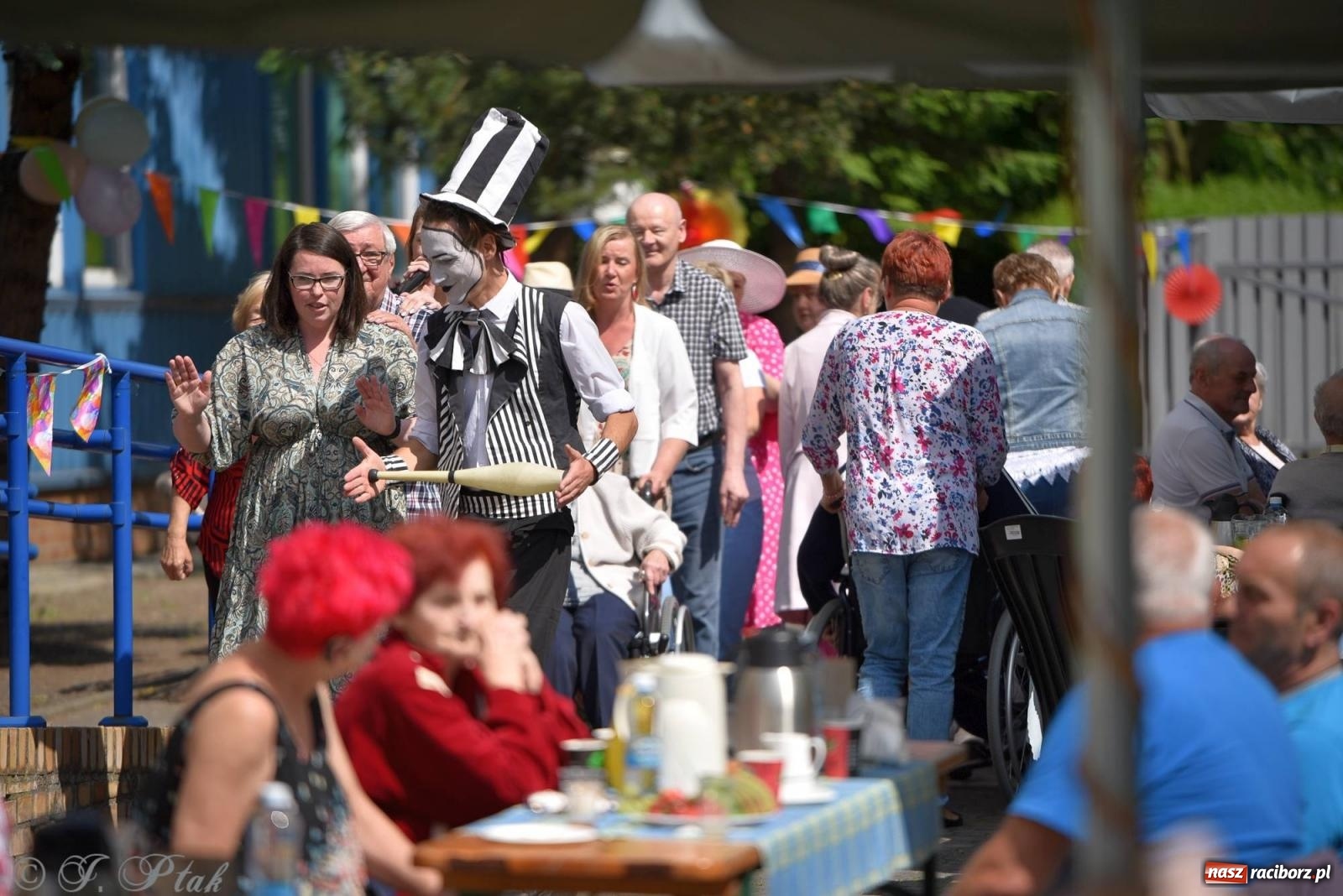 Zdjęcie w galerii na portalu naszraciborz.pl: Szampańska zabawa seniorów ze Złotej Jesieni [FOTO i WIDEO] wiadomości z regionu