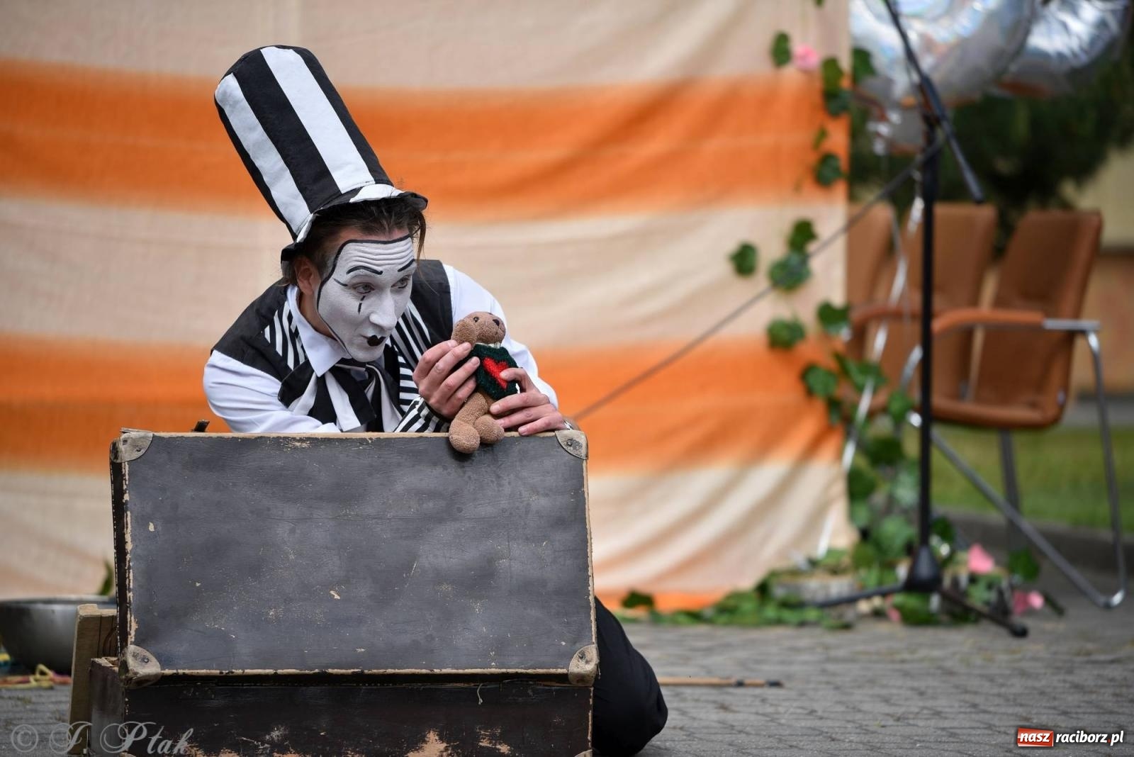 Zdjęcie w galerii na portalu naszraciborz.pl: Szampańska zabawa seniorów ze Złotej Jesieni [FOTO i WIDEO] wiadomości z regionu