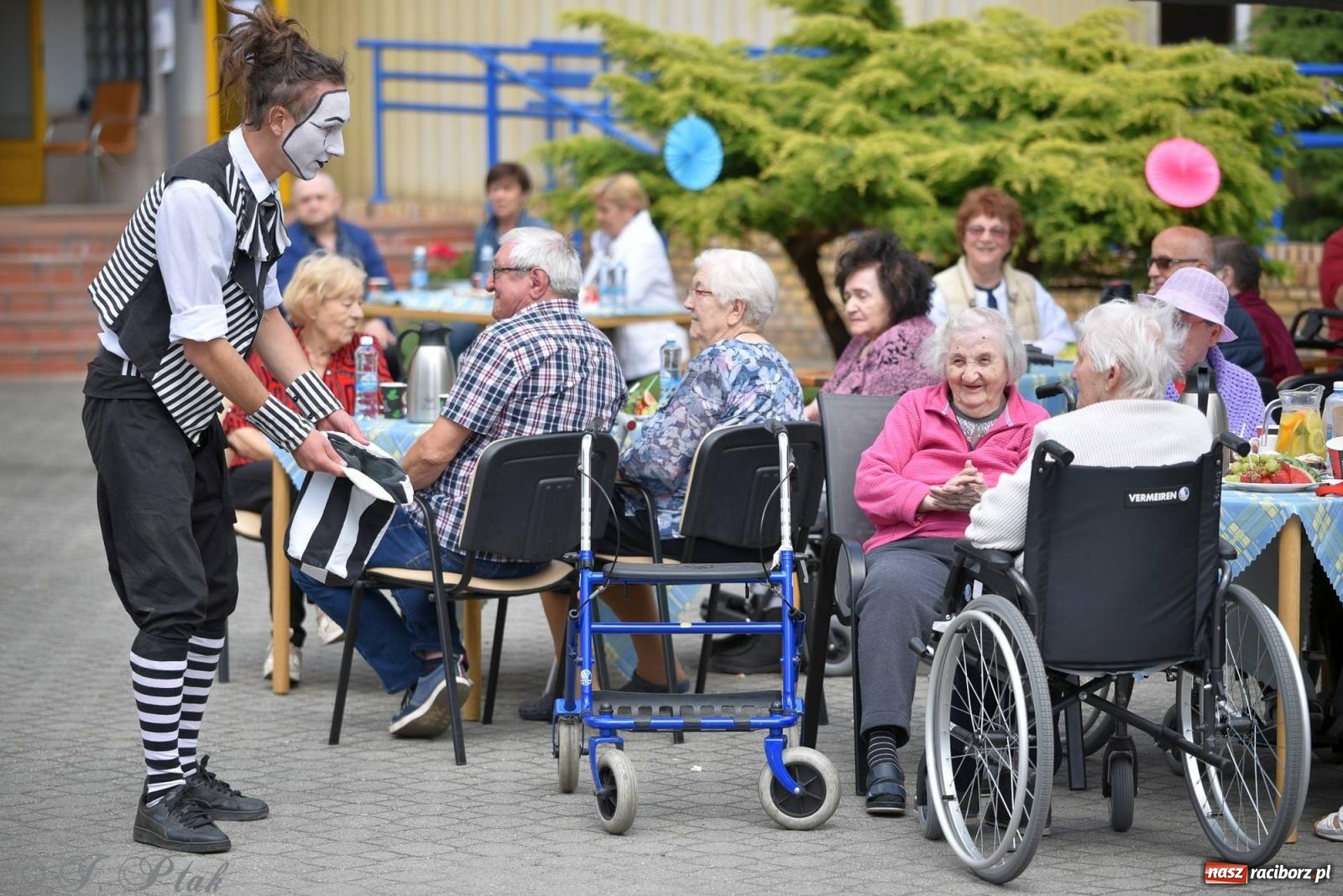 Zdjęcie w galerii na portalu naszraciborz.pl: Szampańska zabawa seniorów ze Złotej Jesieni [FOTO i WIDEO] wiadomości z regionu